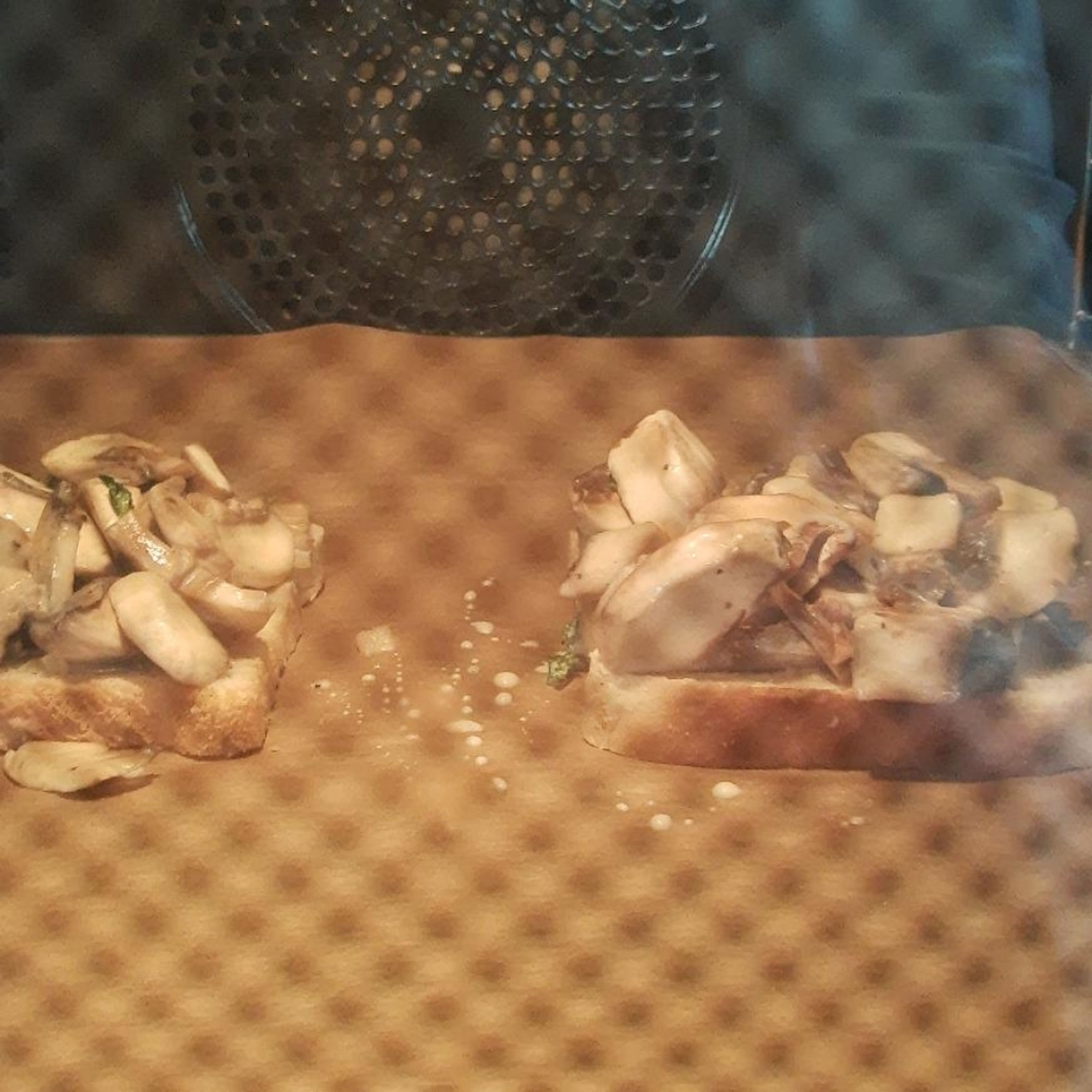 backe den Toast im vorgeheizten Backofen für 10 min.