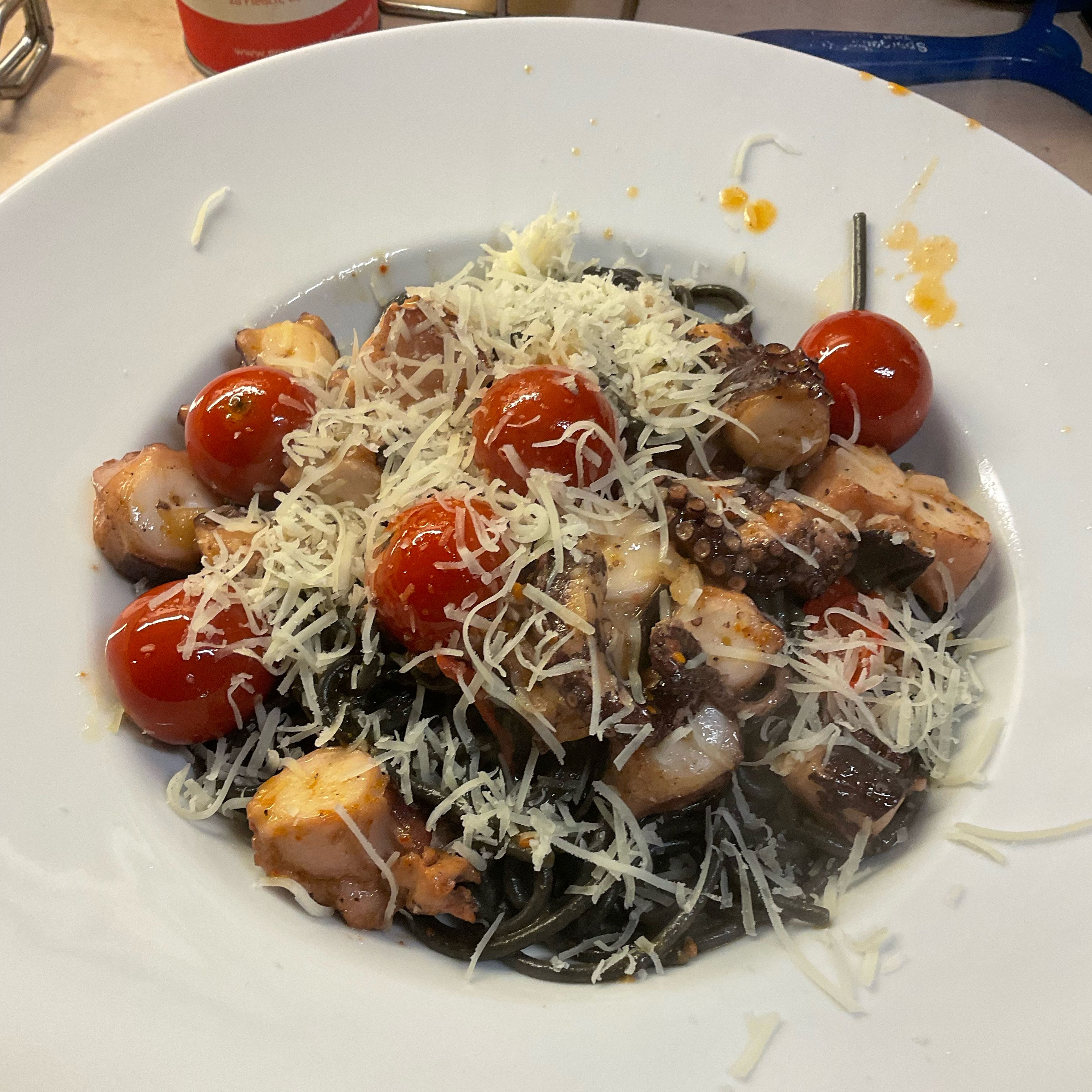 Spaghetti nero arrabiata, al oglio, Pulpo, Kirschtomate