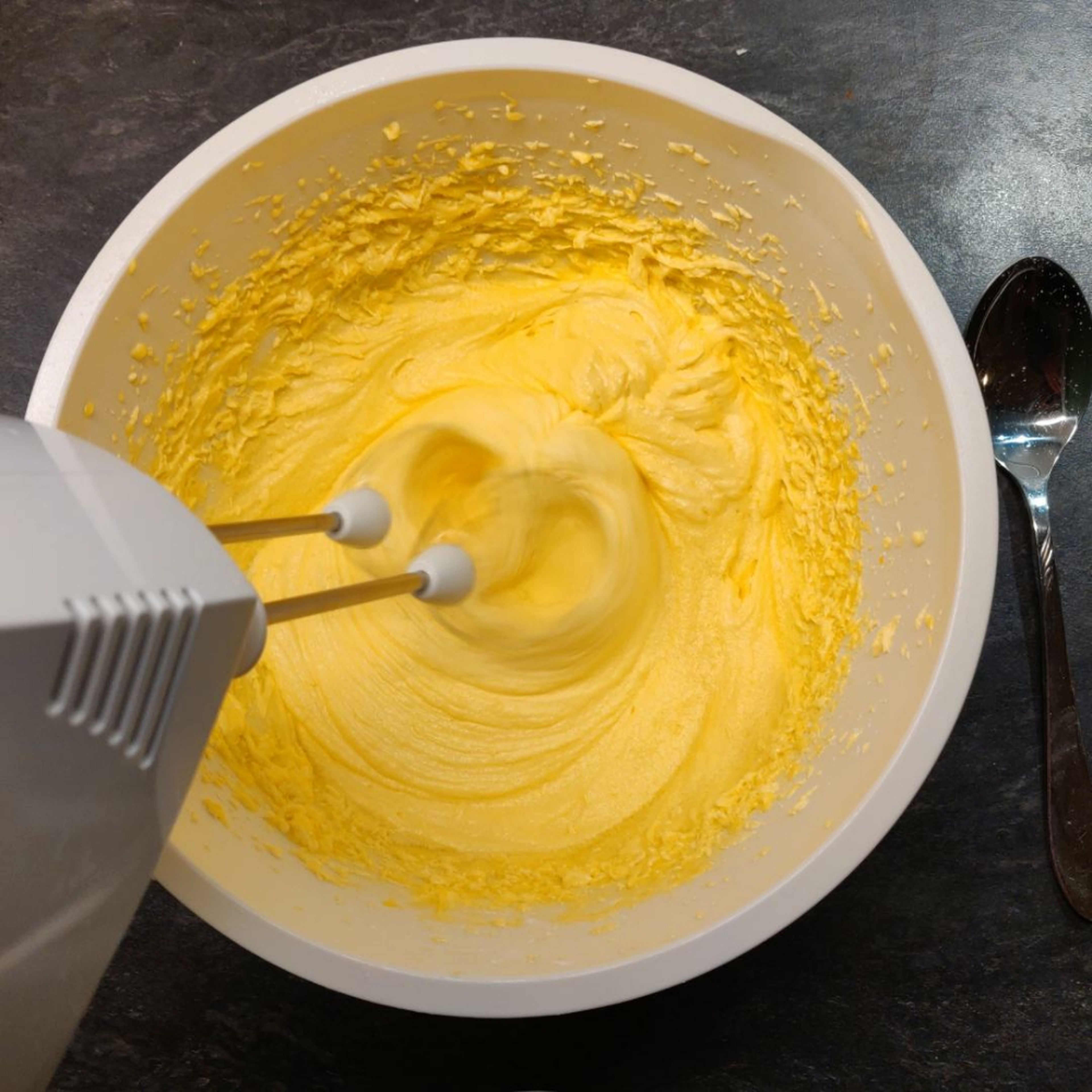 Zutaten in einer Schüssel schaumig rühren (Mindestens 5 Minuten). Um besser rühren zu können, Butter vorher in kleinere Stücke teilen.
