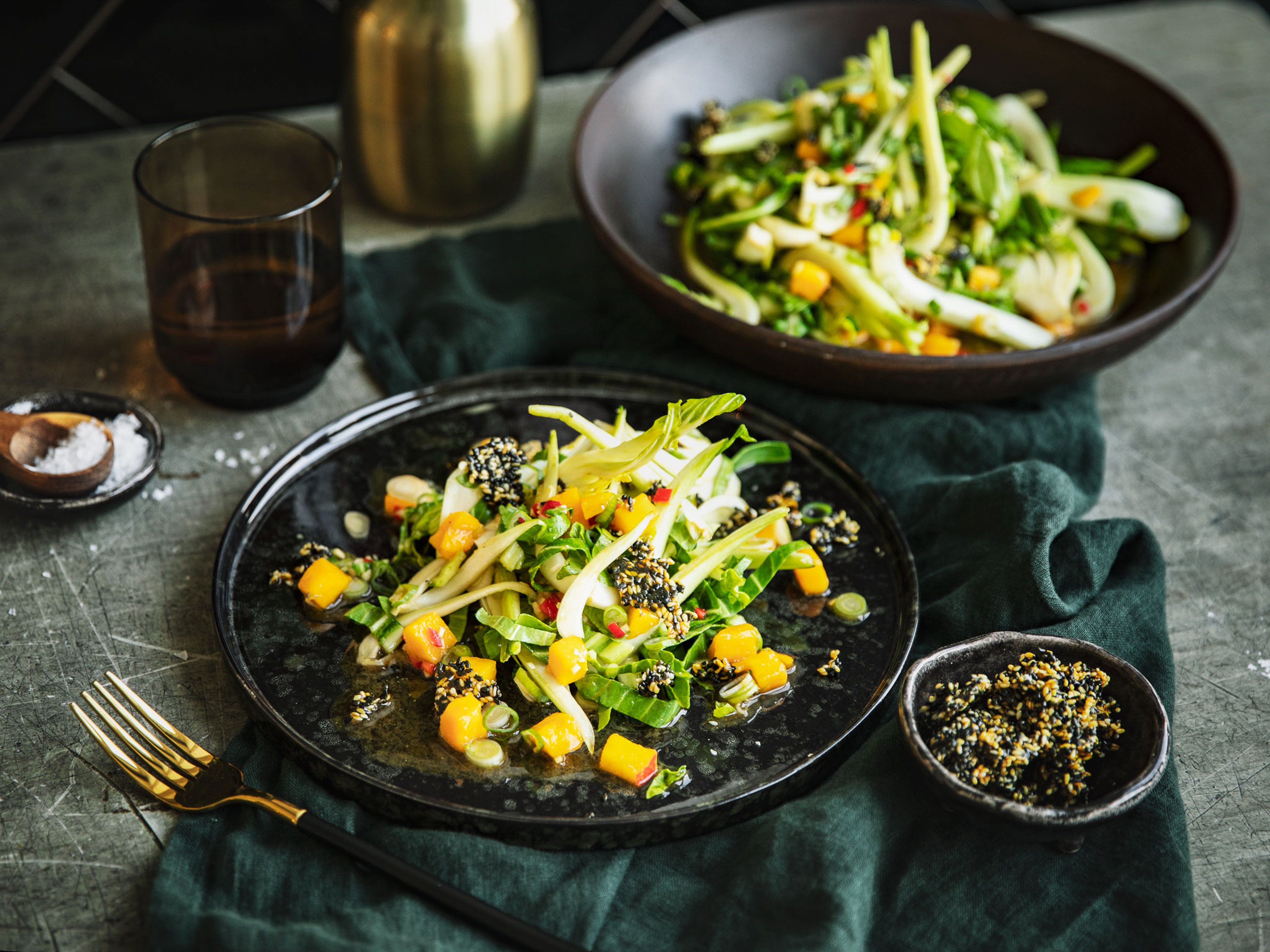 Pak-Choi-Salat mit Mango und Miso-Dressing