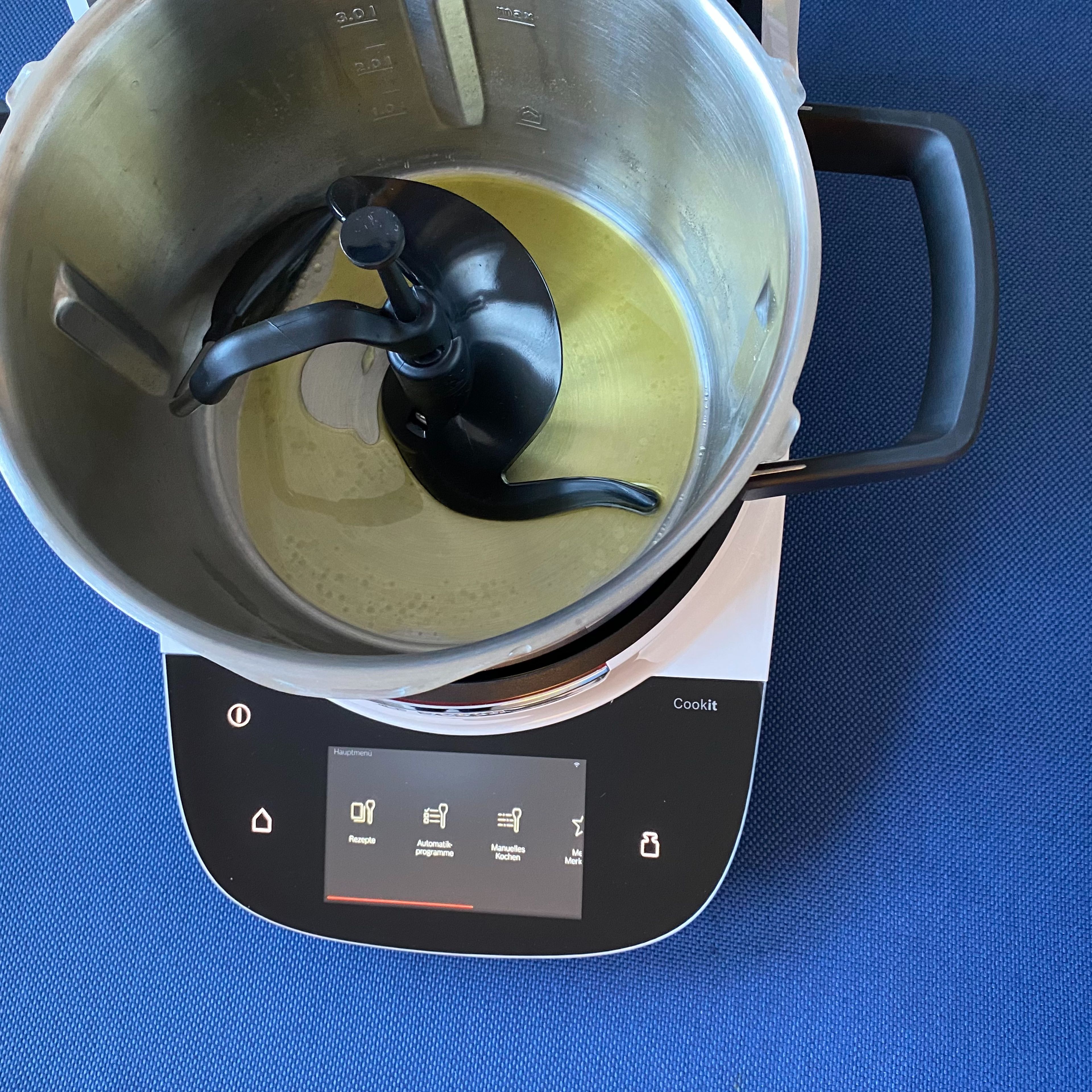 Cookit 3D-Rührer einsetzen, Öl abwiegen und erhitzen (3D-Rührer | Stufe 4 | 160° | 3 Min).