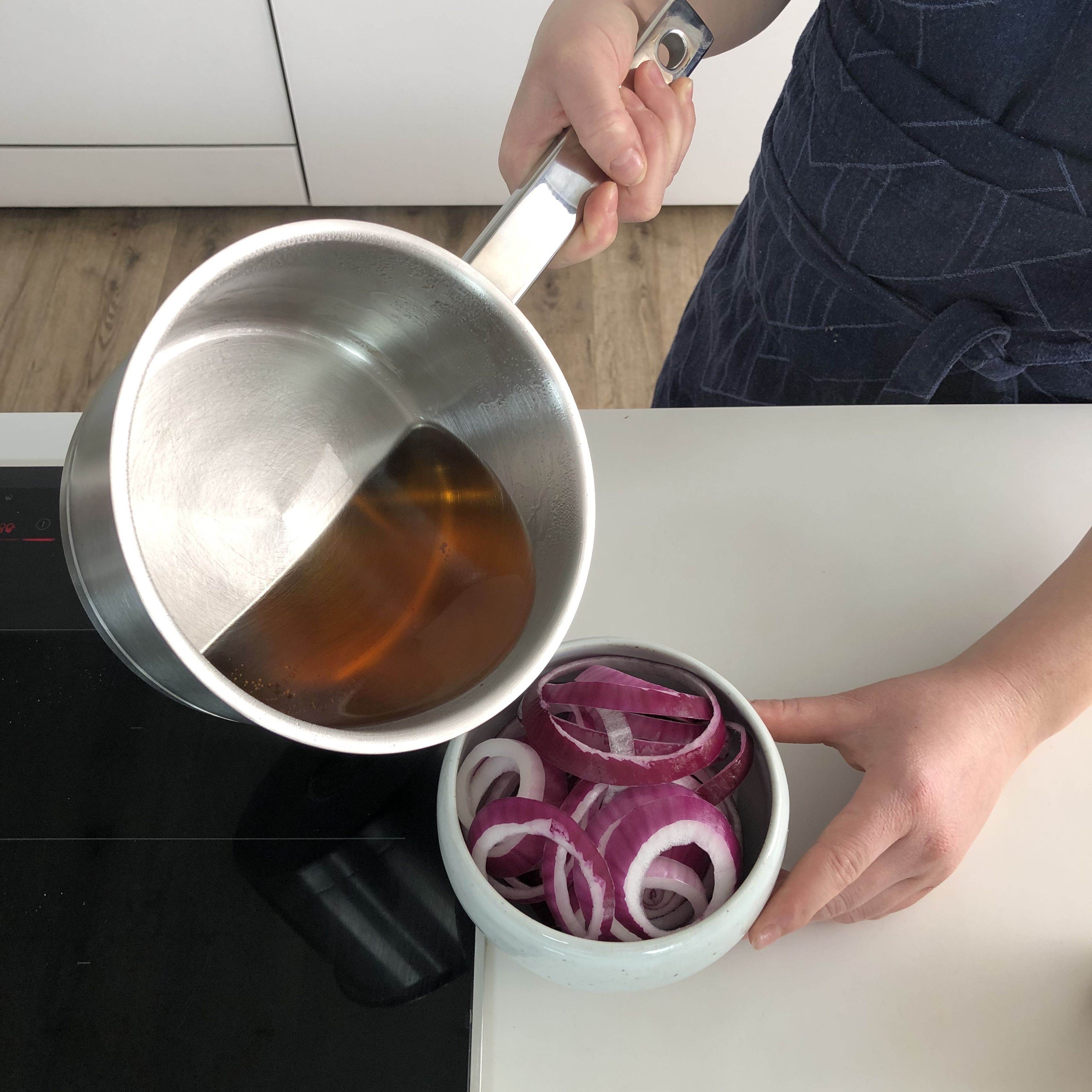 For the quick pickled onions, heat the vinegar with sugar and salt in a small saucepan until the sugar and salt dissolve. Separate the onion rings from each other and pour the hot brine over them.