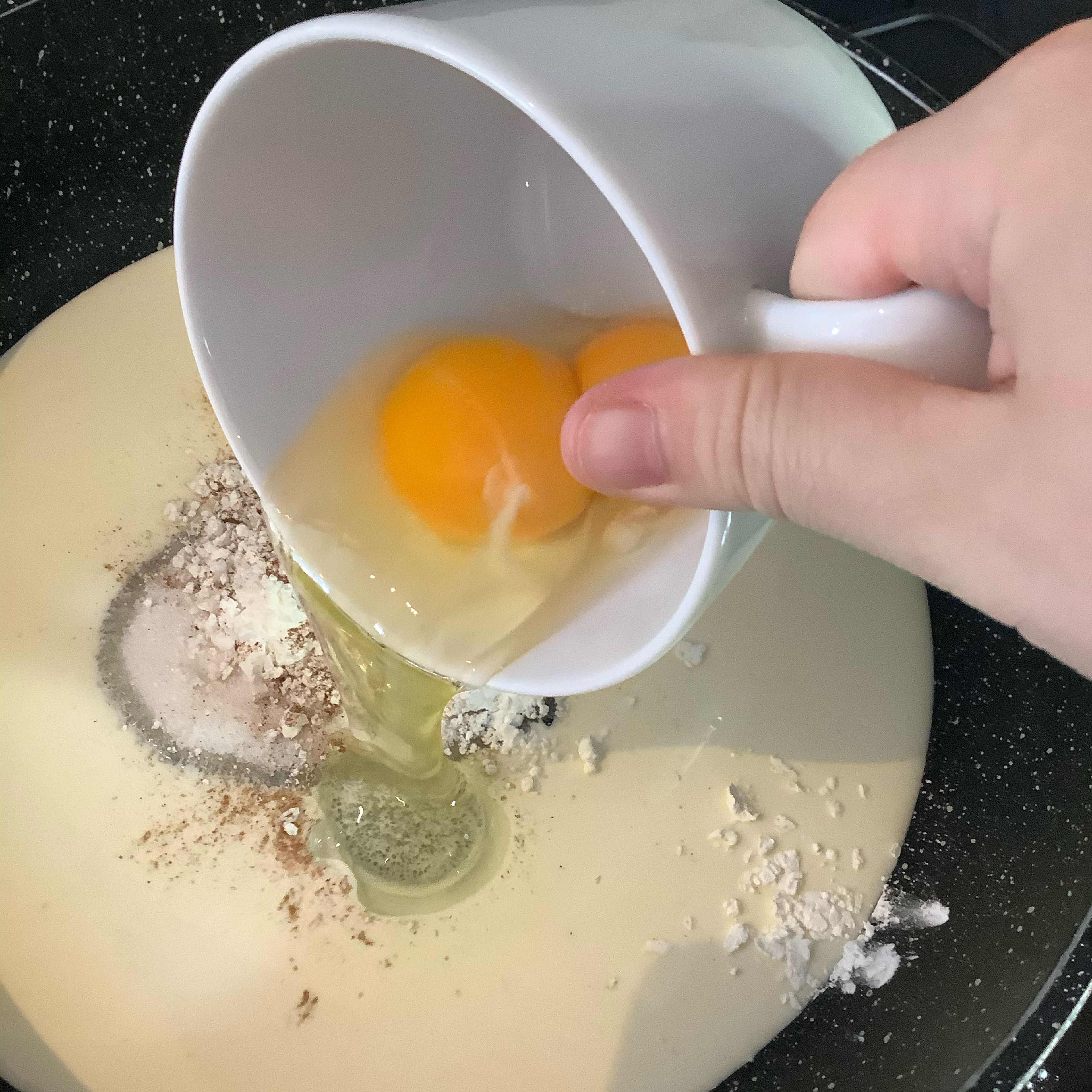 Das Ei hinzufügen. Vergiss nicht beim zweiten Ei benötigst du nur das Eigelb, so wird deine Masse cremiger.