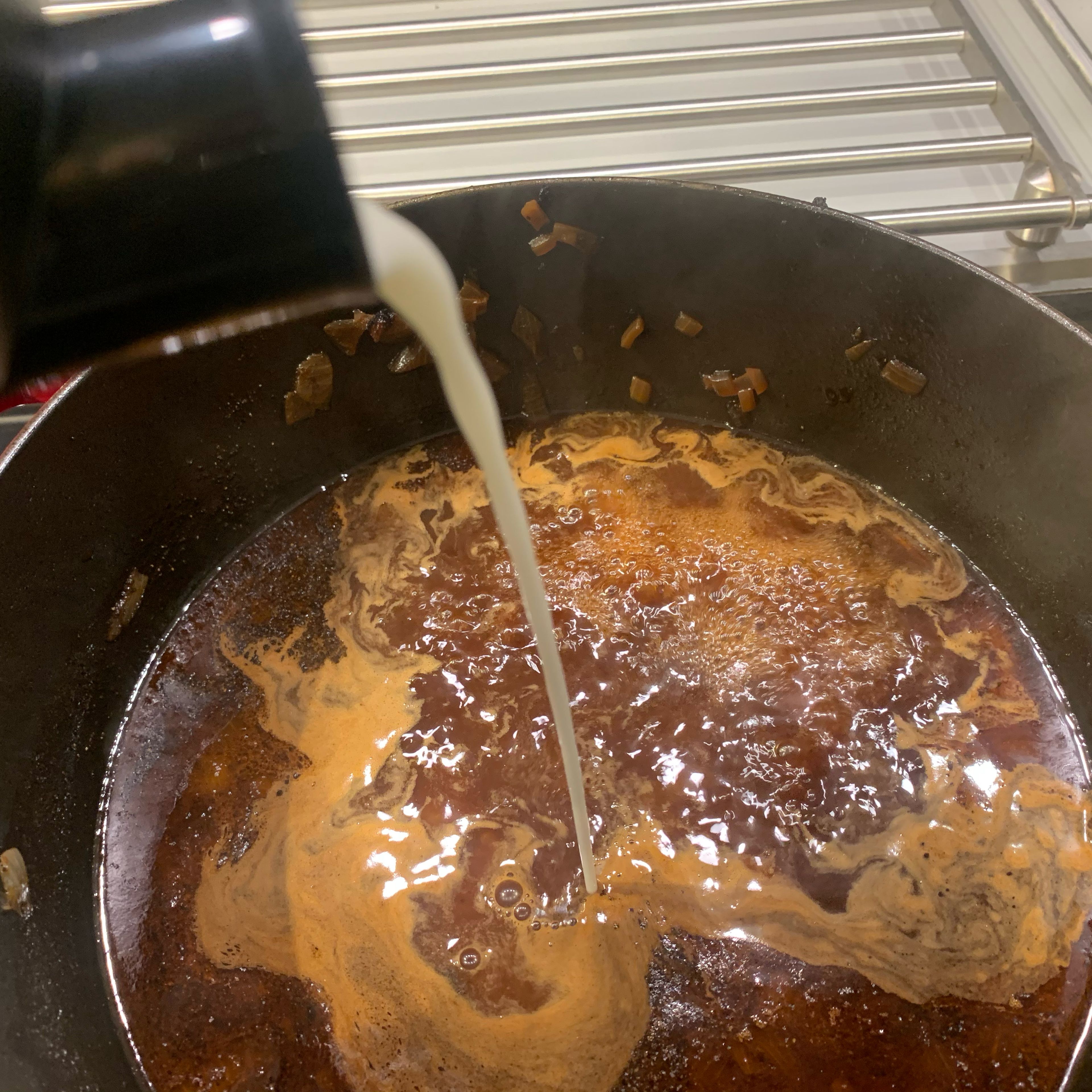 Die Sauce zurück in den Topf schütten. Das Mehl in einem Shaker mit dem Wasser verbinden und ebenfalls in den Topf geben.