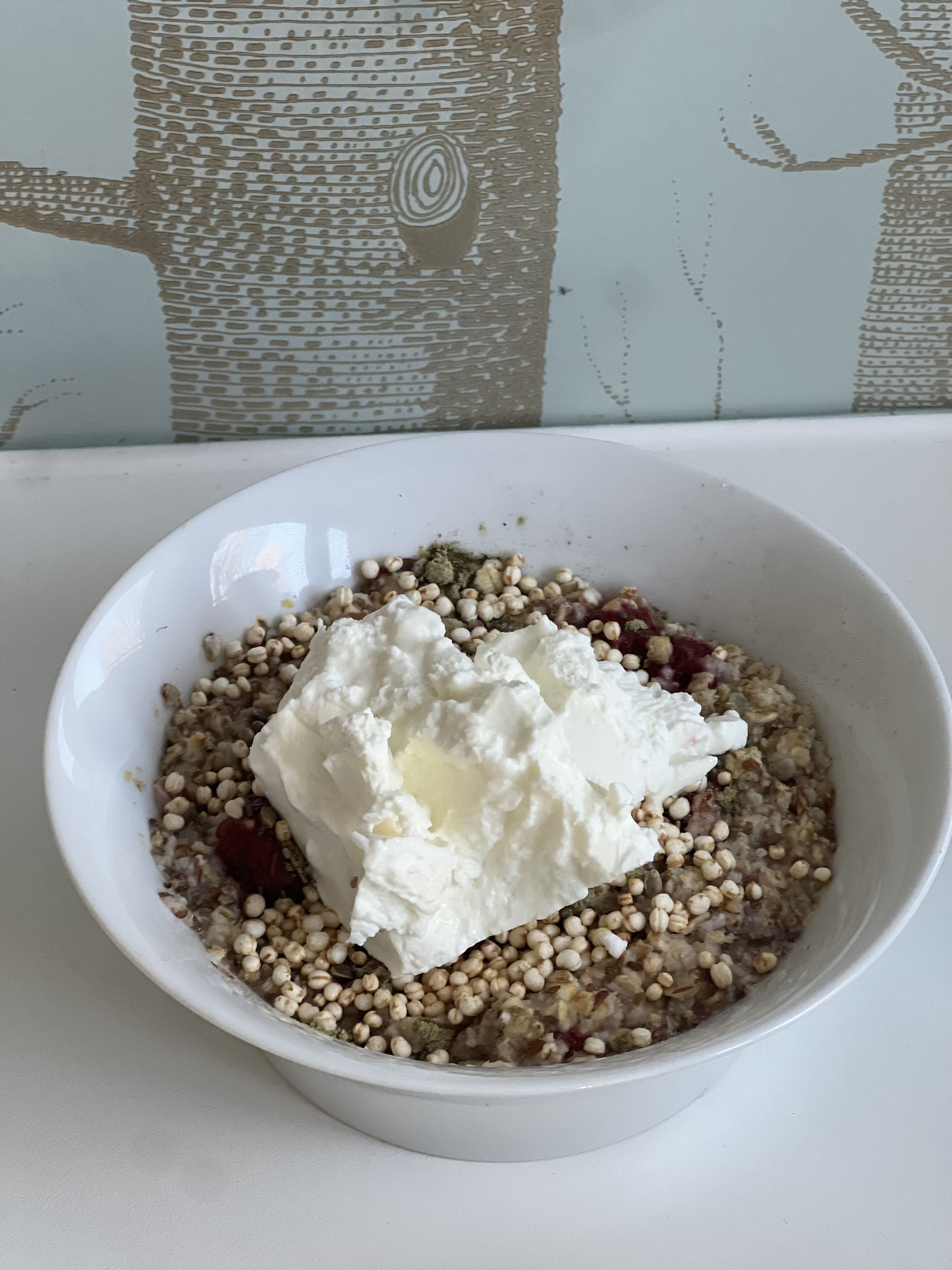 Nach 10 Minuten ist dein Porridge fertig – jetzt noch das Topping mit dem Jogurt und Omega-3-Mix für maximale Gehirnleistung und fokussierte Energie.