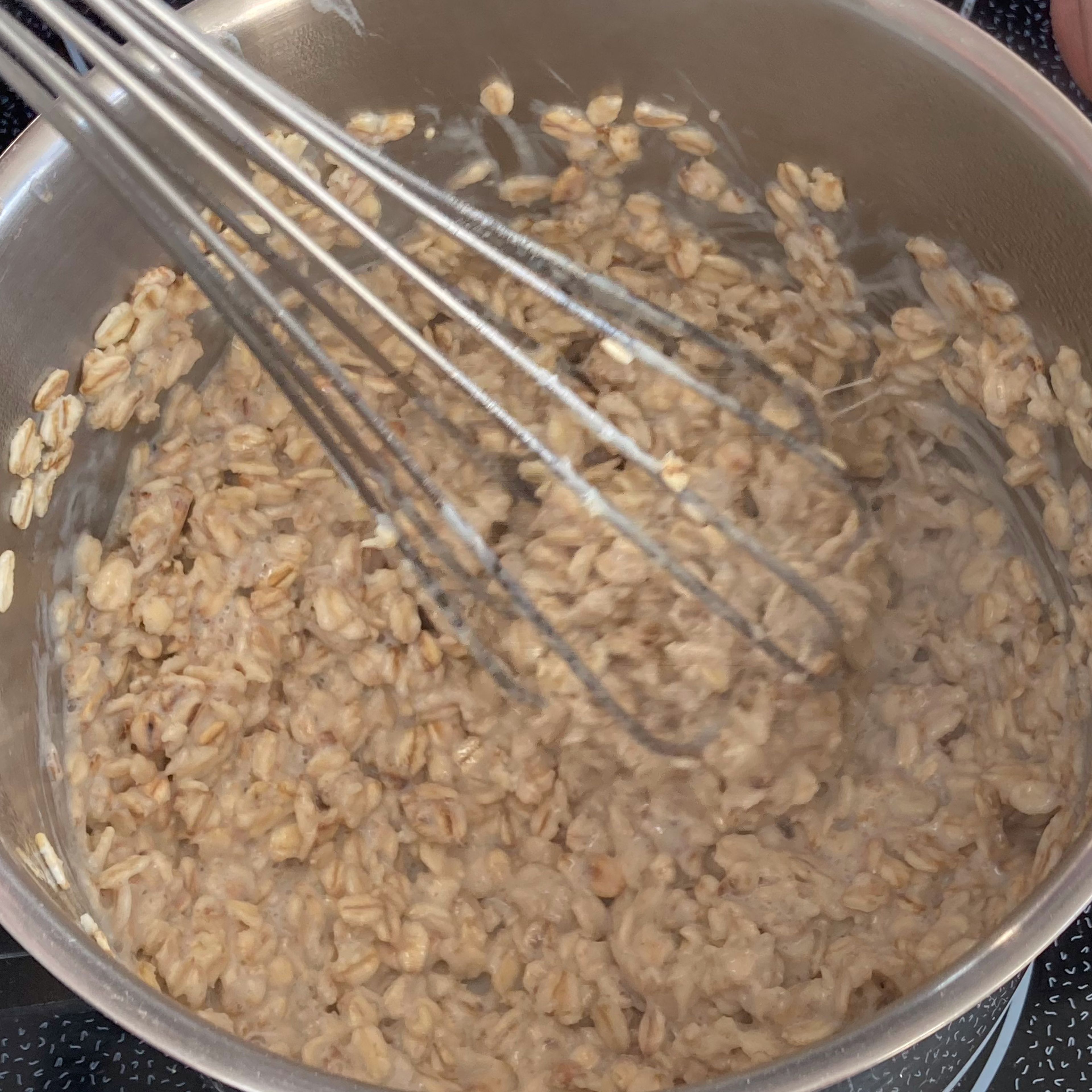 In die aufgekochte Milch, die Haferflocken hinzufügen.