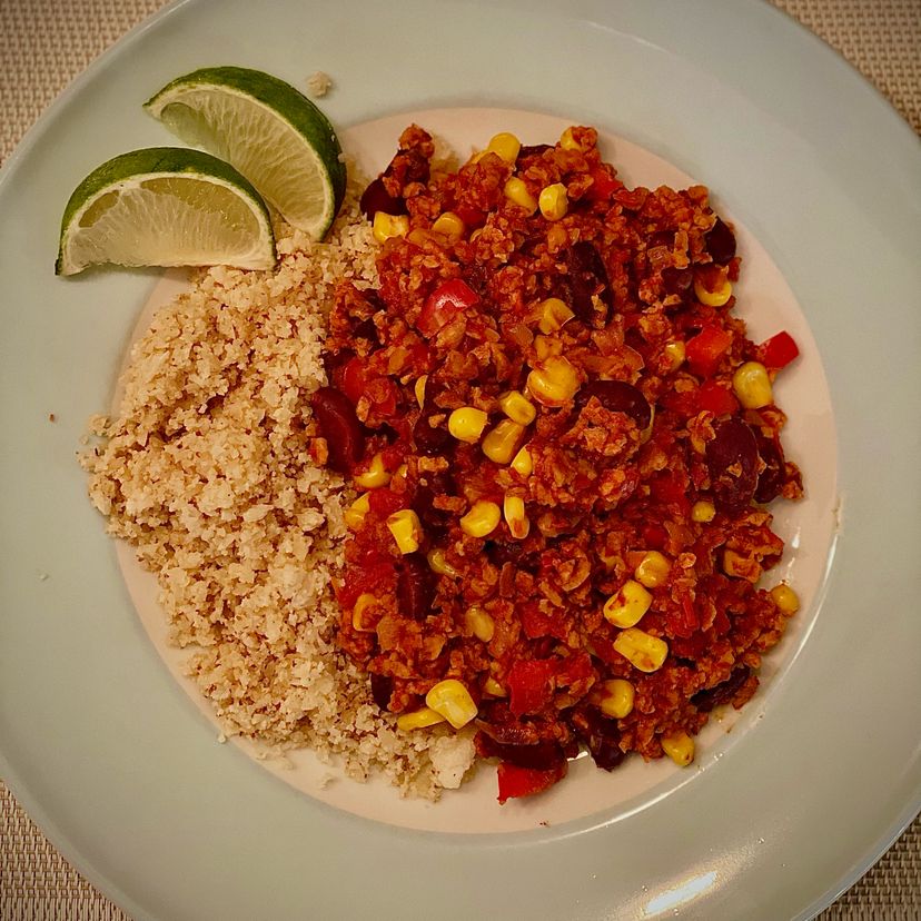Chili sin Carne mit Blumenkohl-Reis