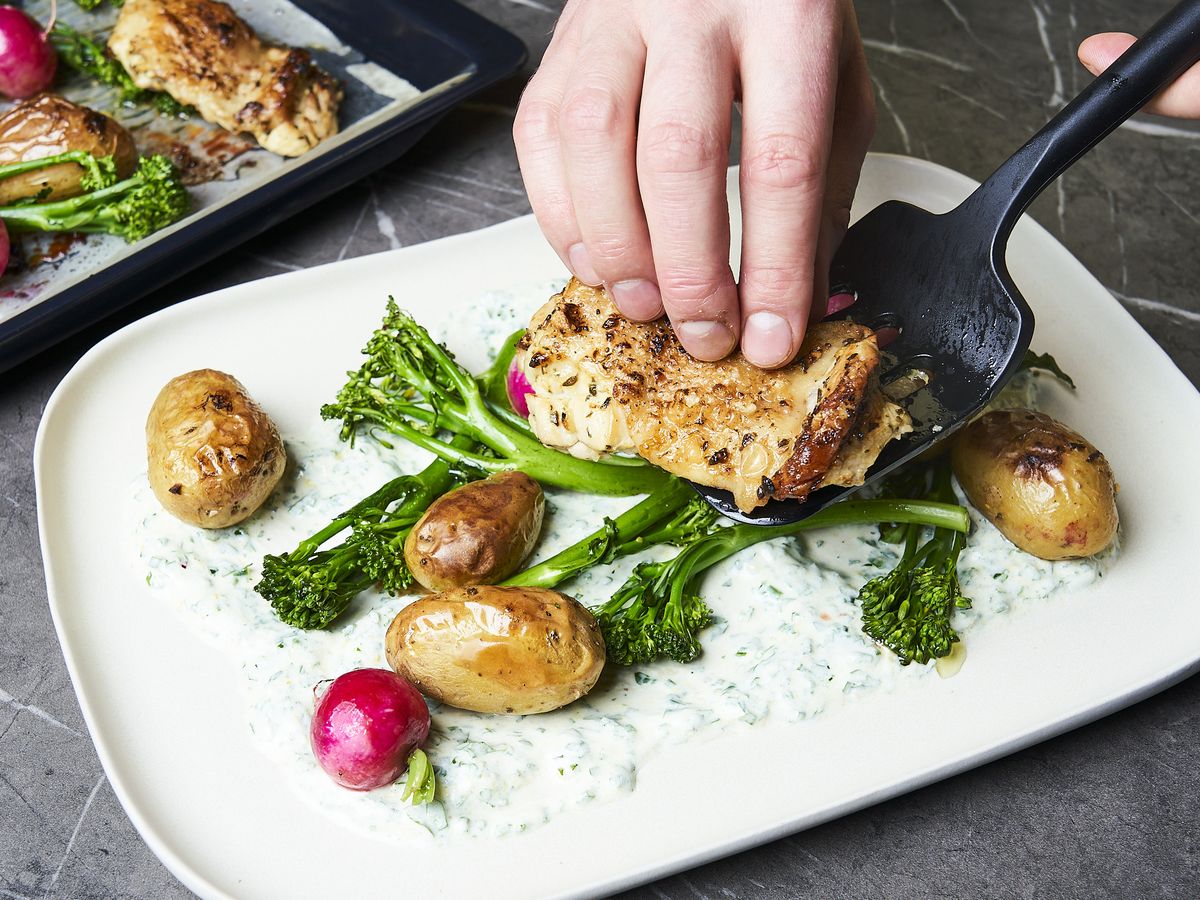 Zitronen-Hähnchen und Gemüse vom Blech mit Kräuter-Dip | Rezept ...