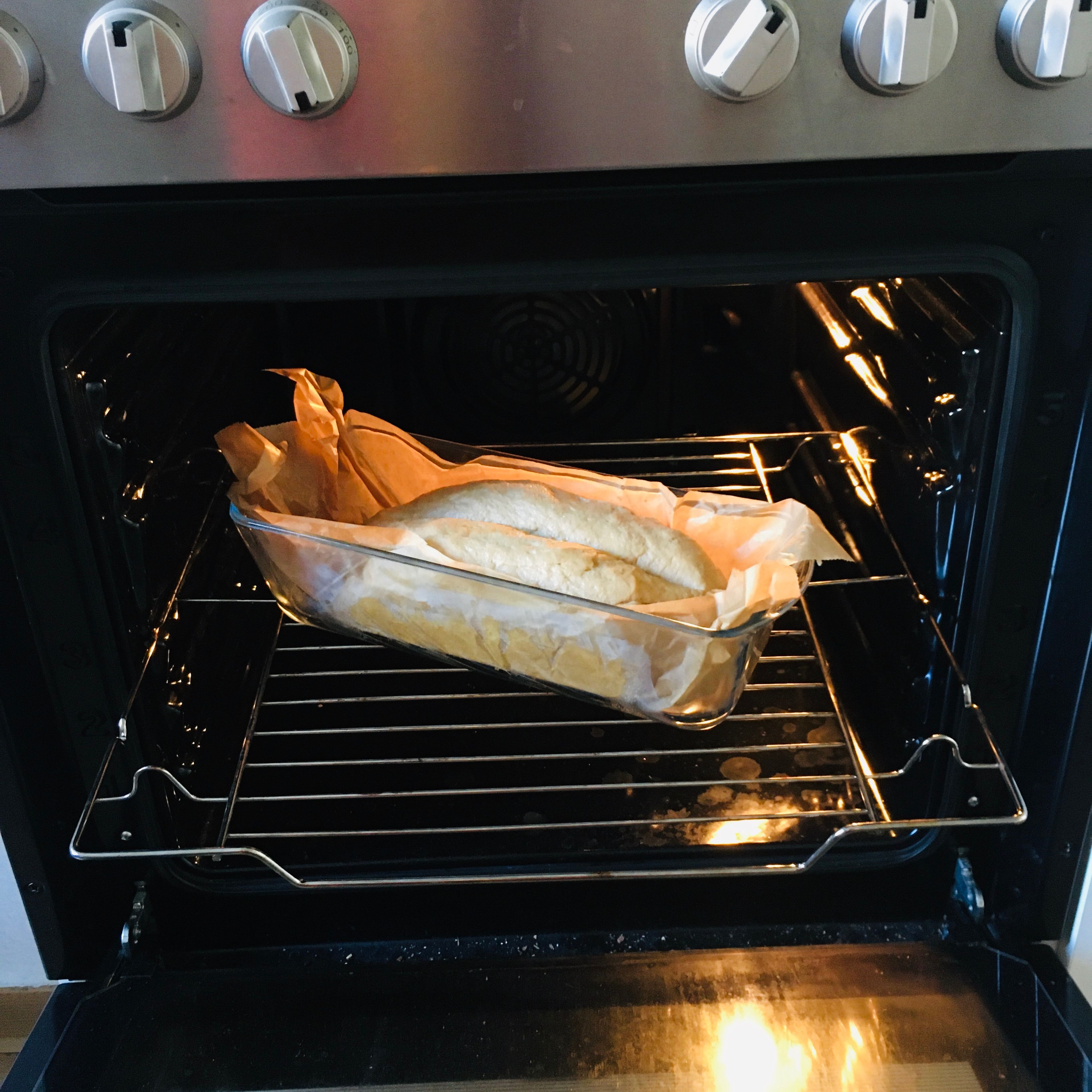 Das Brot für etwa 25min in den Backofen schieben. Durch die Stäbchenprobe kontrollieren, wann es fertig ist.