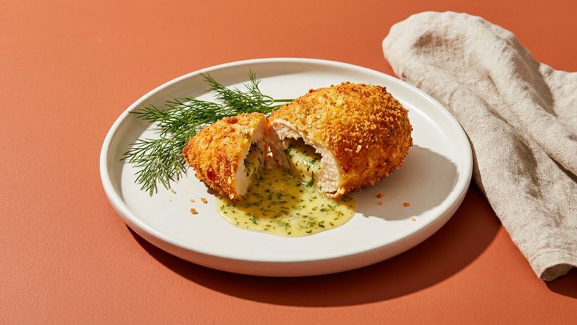 Chicken Kiew: So gelingt die gefüllte Hähnchenbrust mit Kräuterbutter