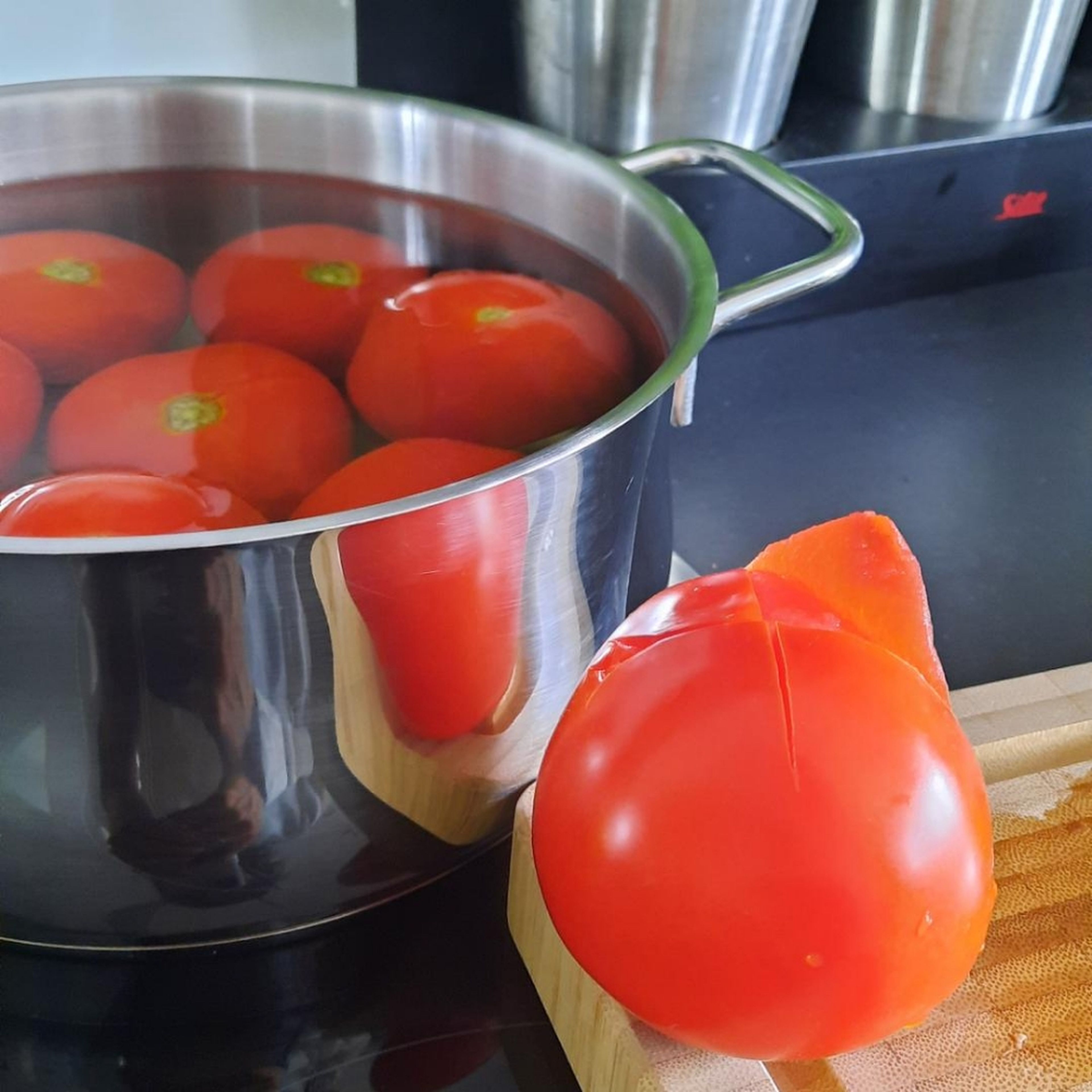 Die Tomaten häuten indem man sie 5 Min. in aufgekochtes Wasser legt. Kreuze einschneiden und Haut einfach abziehen.