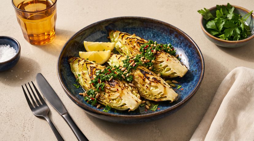 Gegrillter Spitzkohl mit Chimichurri: So wird das zarte Gemüse zum Star vom Rost