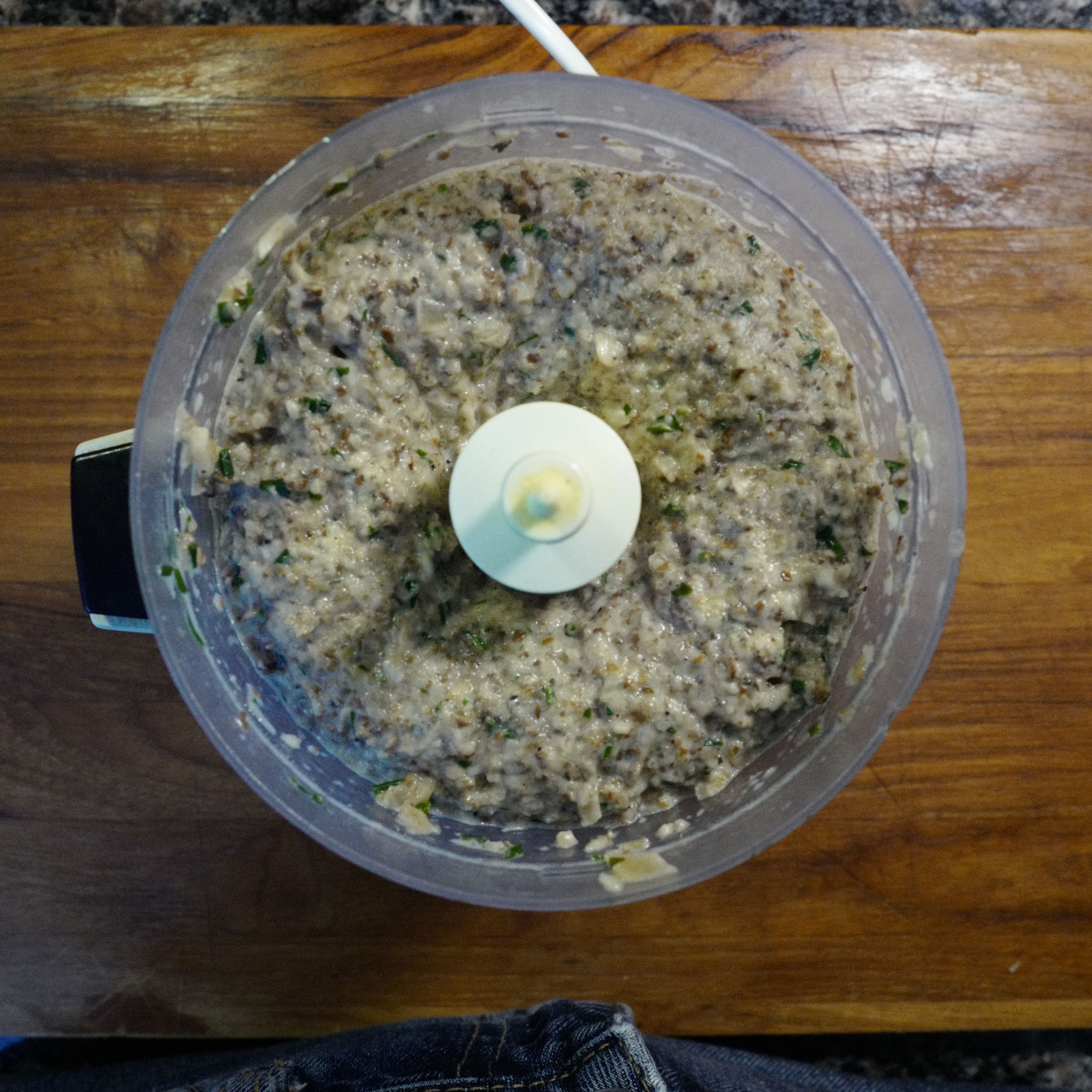 Die Pilzmasse in den Mixer geben. Die Masse sollte cremig und nicht zu flüssig sein, sonst weicht die Füllung später den Teig auf.