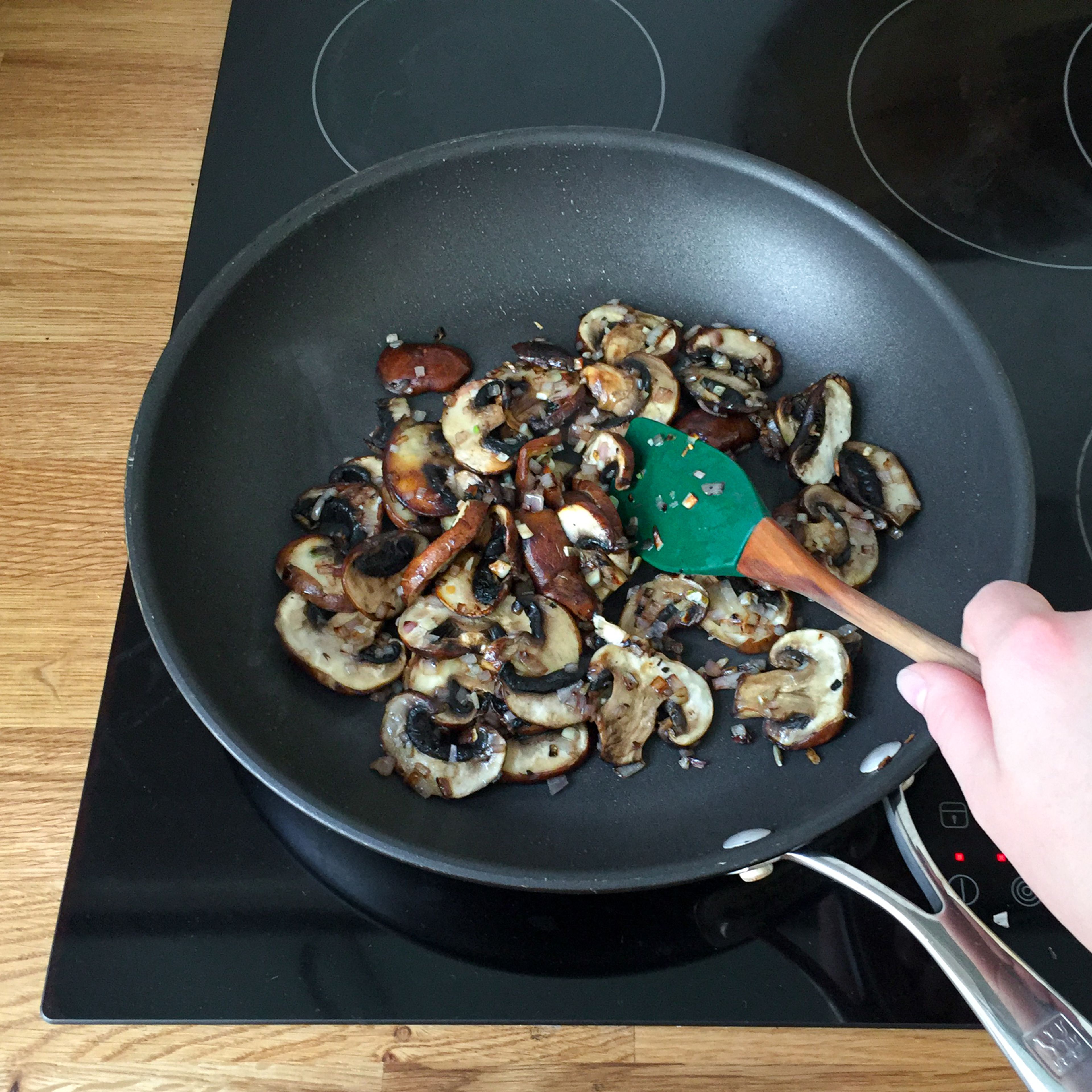 Etwas Pflanzenöl in einer Pfanne erhitzen, dann Zwiebeln und Knoblauch dazugeben und glasig dünsten. Die Pilze hinzugeben und ca. 3 Min. anbraten. Nun den Spinat zugeben und weich kochen.