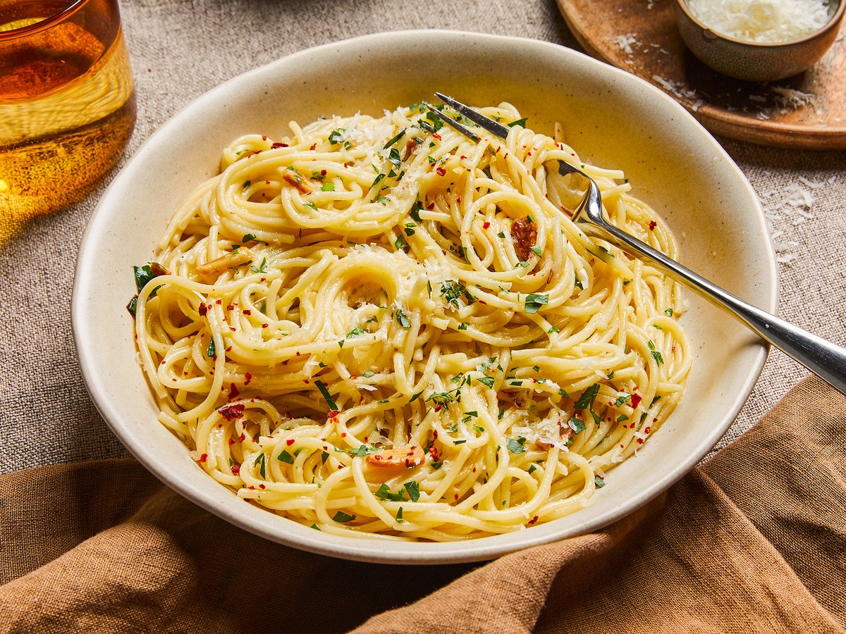 Traditional spaghetti aglio e olio | Recipe | Kitchen Stories