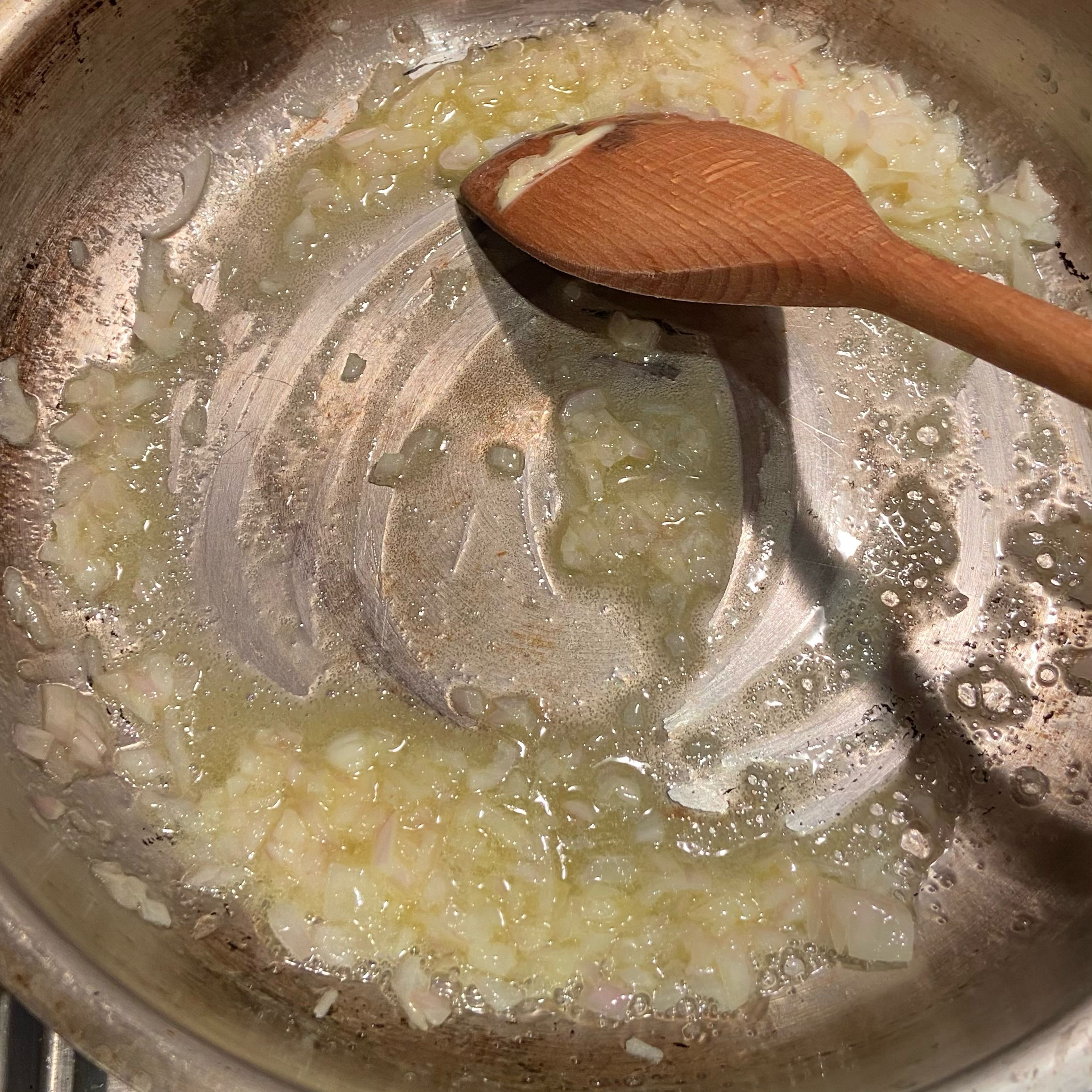 Ein daumengroßes Stück Butter schmelzen und die Schalotten bei niedriger bis mittlerer Hitze anschwitzen, sie sollten keine Farbe bekommen.