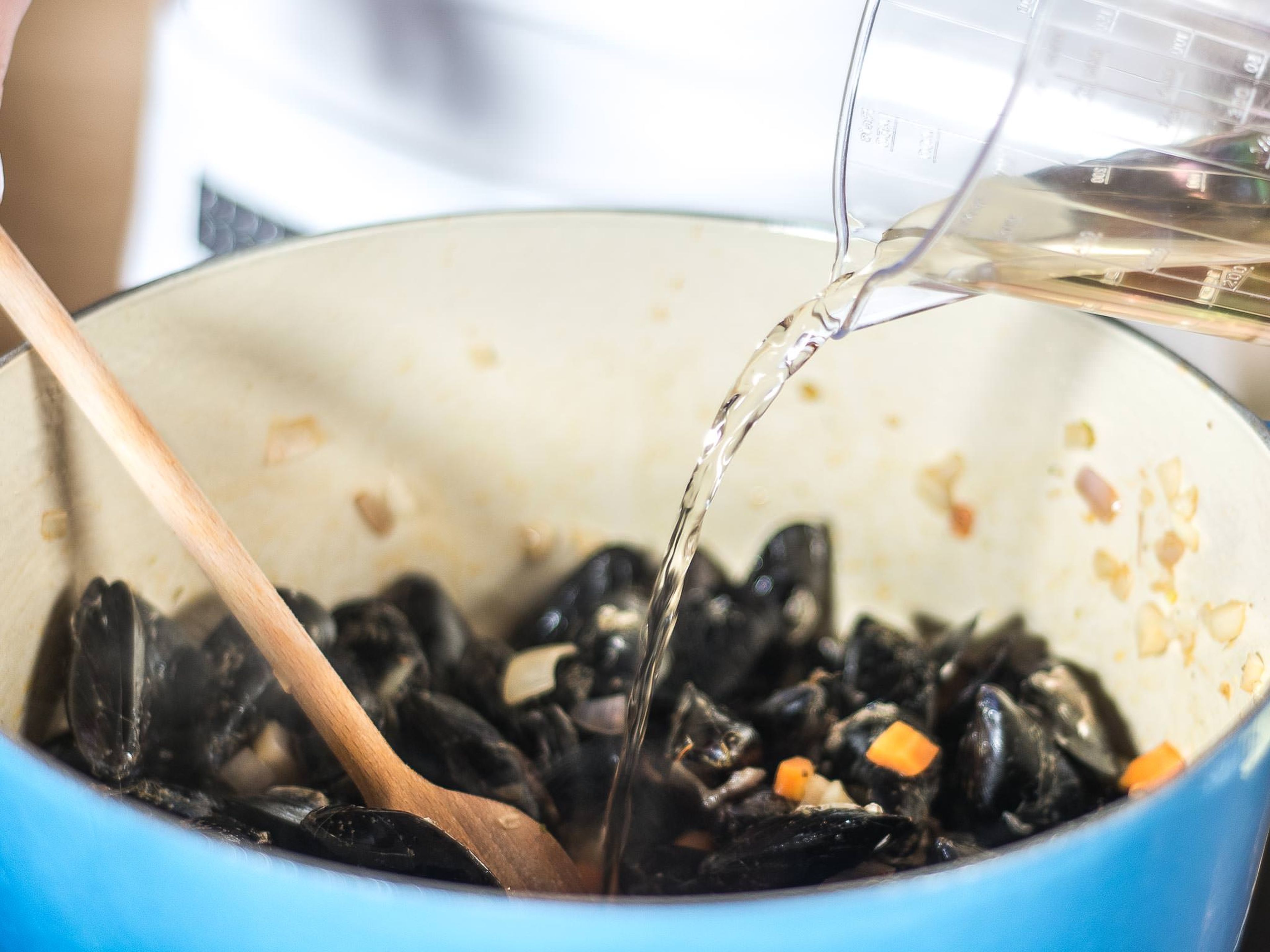Add mussels and, again, season with salt and pepper. Deglaze pan with white wine and add bay leaf and sprig of thyme. Put the lid on for approx. 5 – 7 min., so that the mussels can open in the steam.