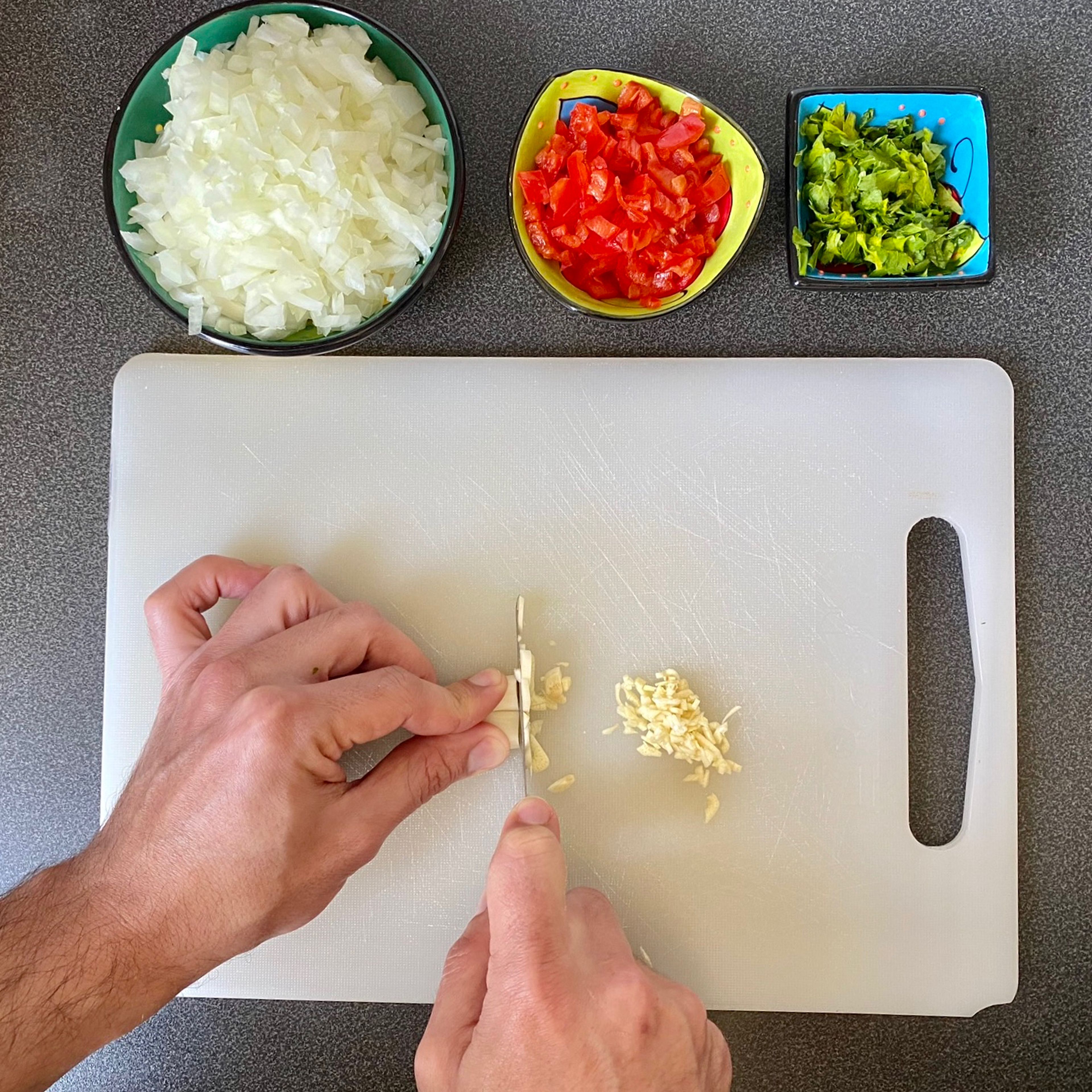 Chop the garlic, onion, parsley and peppers, remembering to remove their seeds. In a frying pan, brown the garlic and onion in the oil of your choice.
