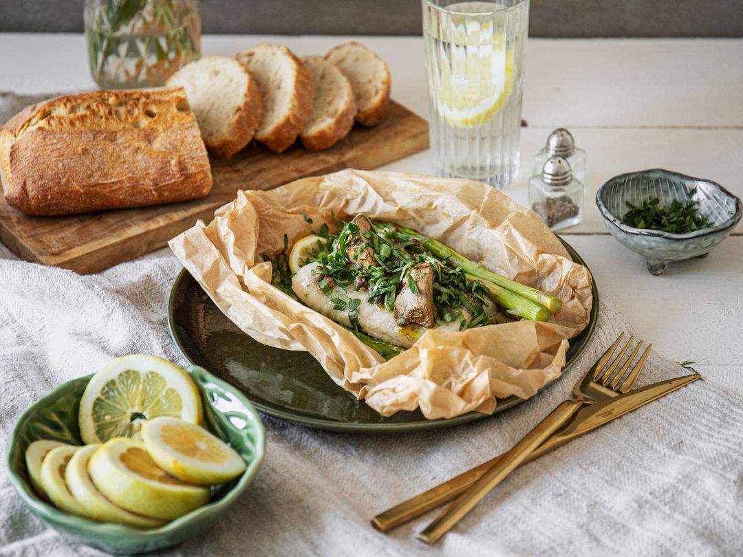 Parchment-baked fish with asparagus and artichokes