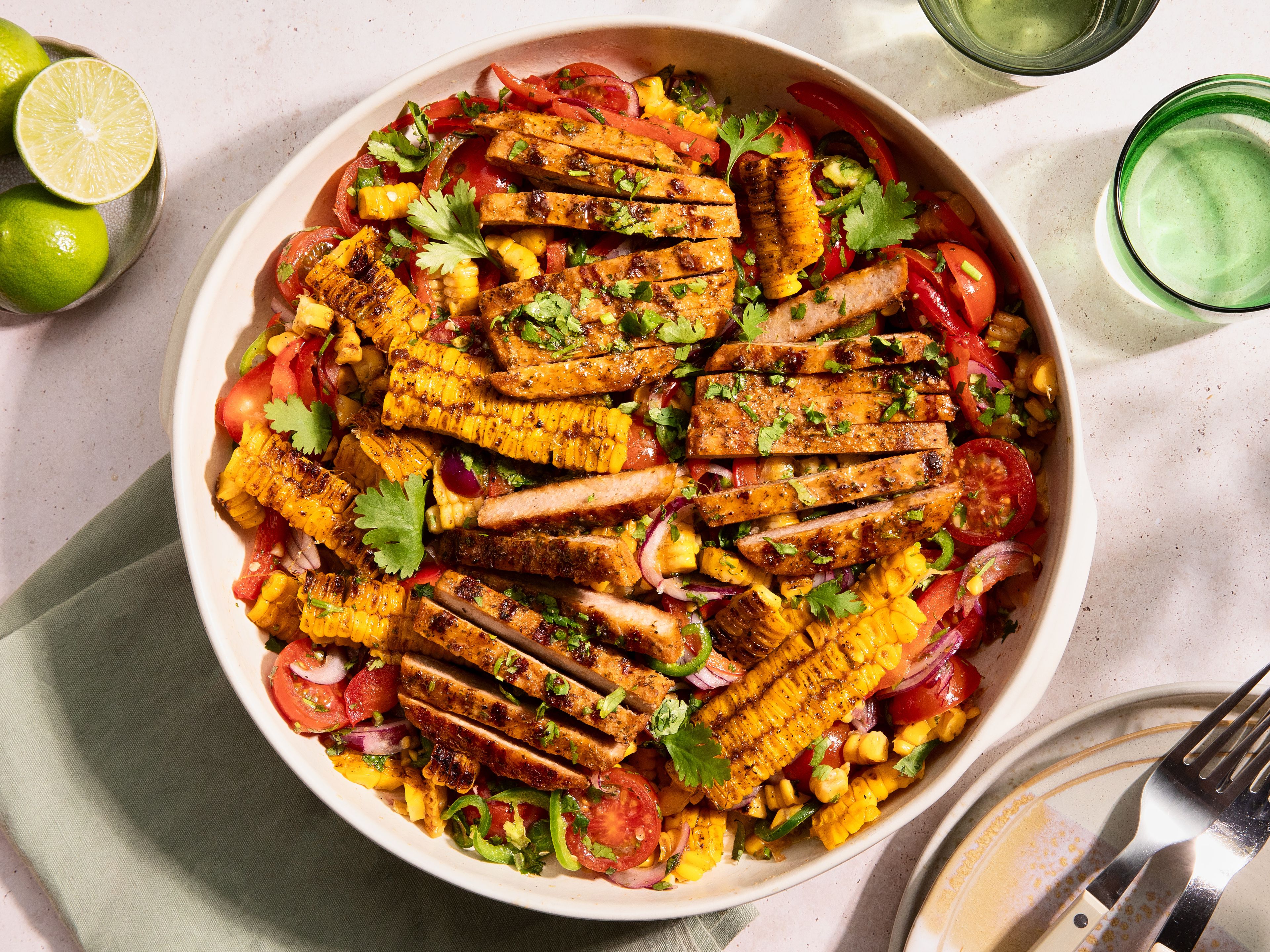 Veganer BBQ-Steak-Salat mit gegrilltem Mais