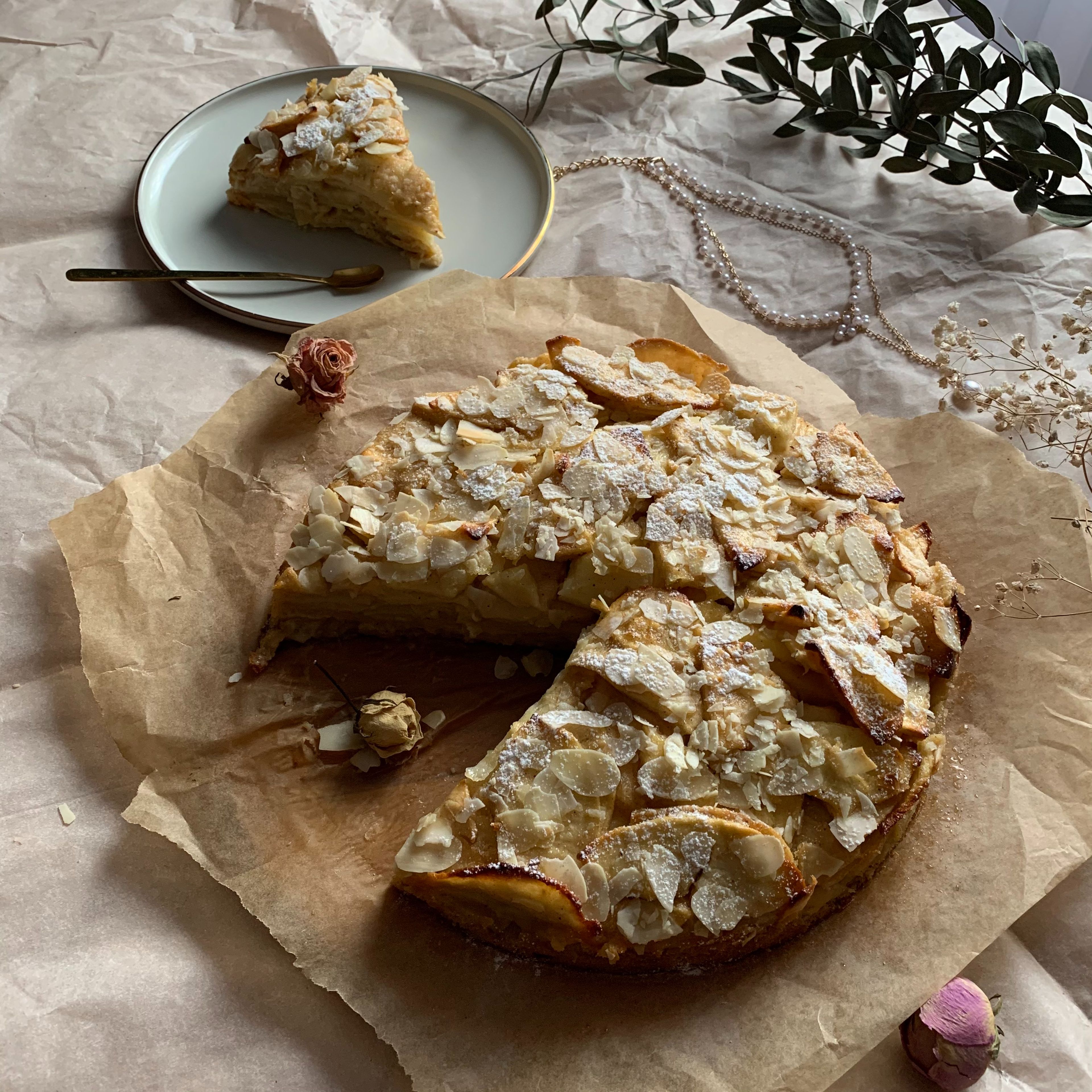 Last step is to decorate your pie with almond flakes and put it in the oven for 45 min (180℃). That's it!