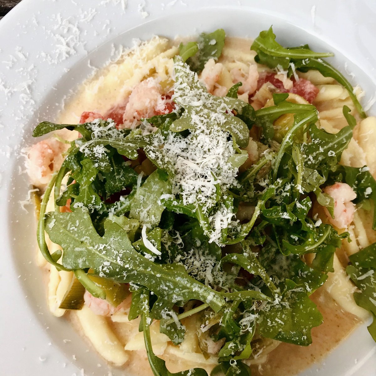 Pasta in Weißwein-Sahnesoße mit Garnelen und Rucola | Rezept | Kitchen ...