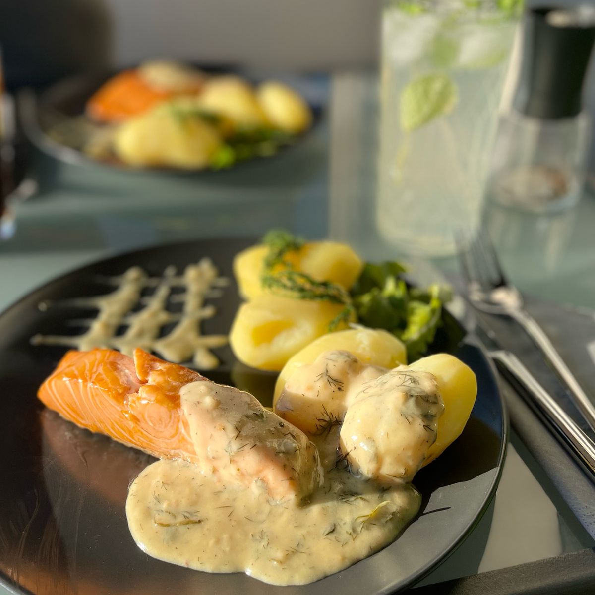 Lachs mit Kartoffeln und Senf-Dill Sauce | Rezept | Kitchen Stories