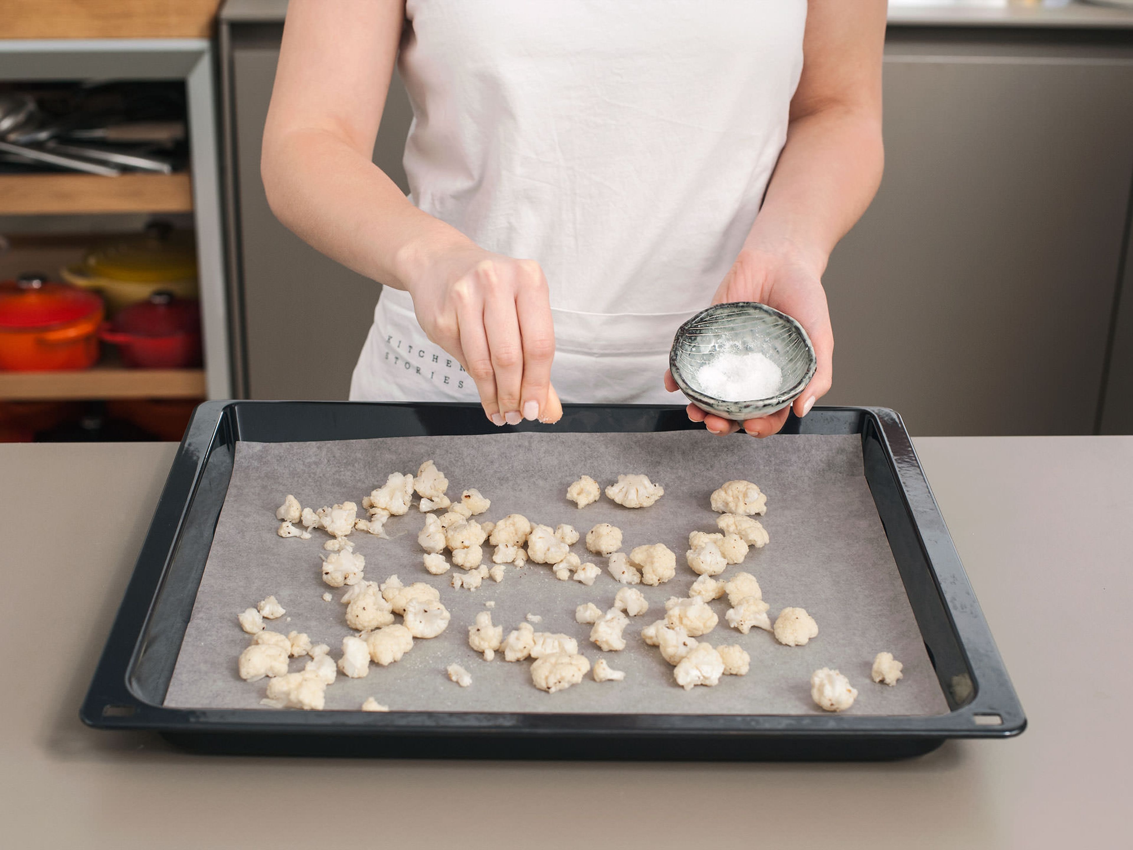 Meanwhile, line a baking sheet with parchment paper. Spread cauliflower florets evenly over baking sheet, drizzle with olive oil, and season with salt and pepper to taste. Bake at 200°C/400°F for approx. 12 min. Set aside.