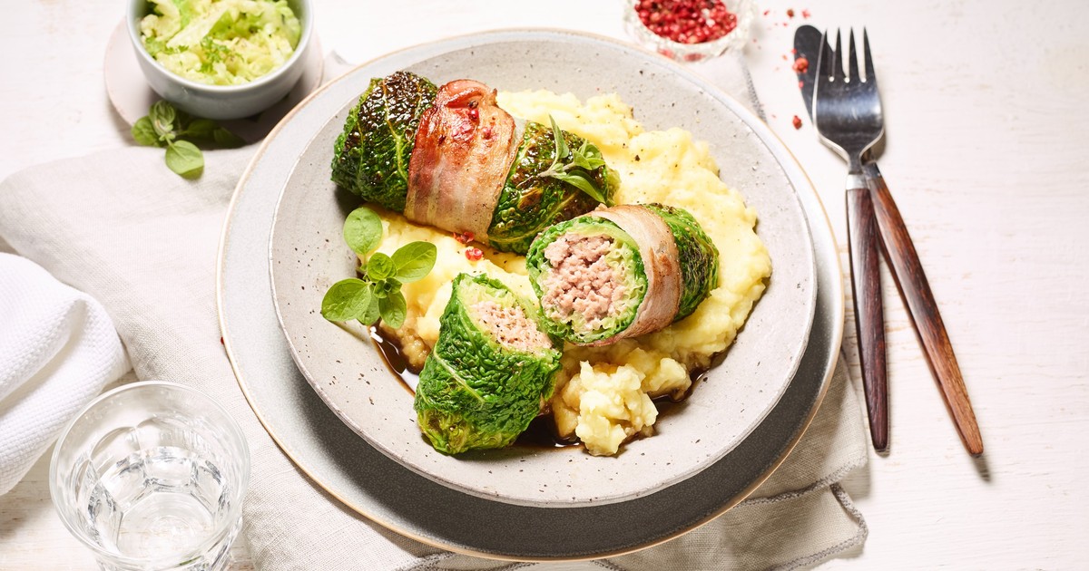 Mit Putenhack gefüllte Wirsingroulade mit Speck und Kartoffelpüree ...
