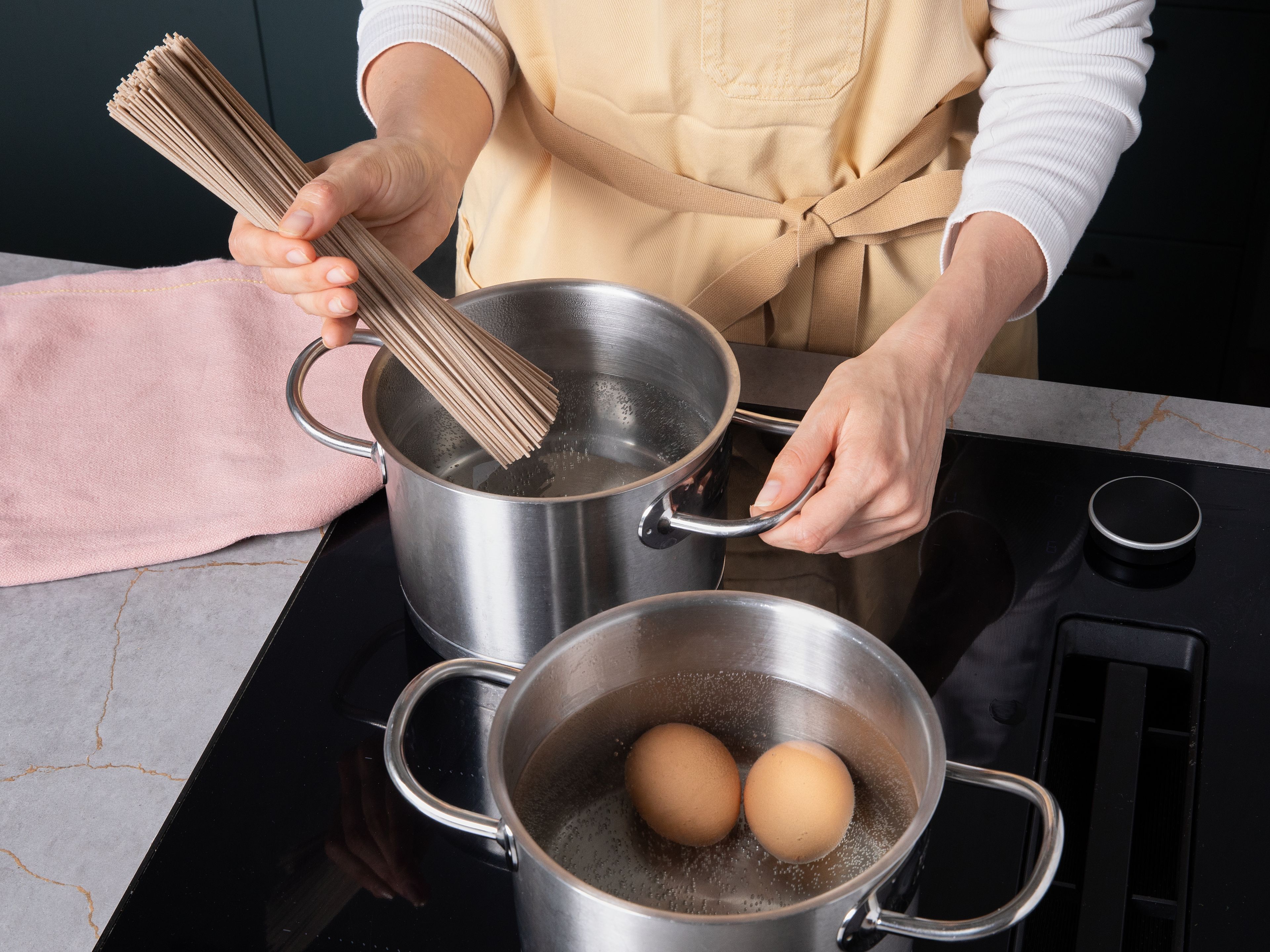 Eier in einem kleinen Topf ca. 7 Min. weich kochen, abschrecken und pellen. Danach halbieren. Sobanudeln in einem weiteren kleinen Topf ca. 5 Min. nach Packungsangabe garen. Danach abgießen und ebenfalls sofort mit kaltem Wasser abschrecken.