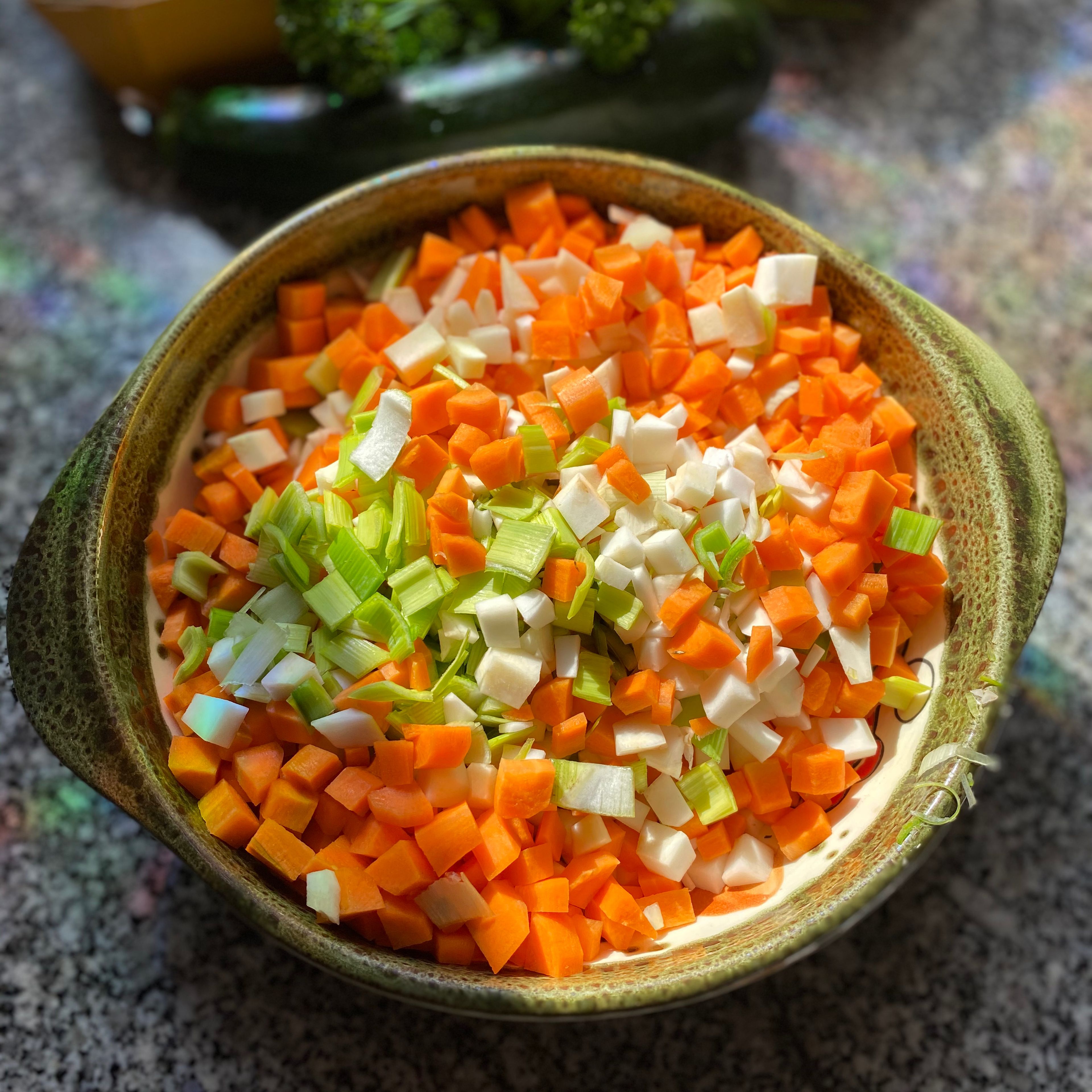 Als erstes schneidet man das komplette Gemüse in kleine Würfel. Das Suppengrün (Karotte, Sellerie, Lauch) separat beiseite stellen.