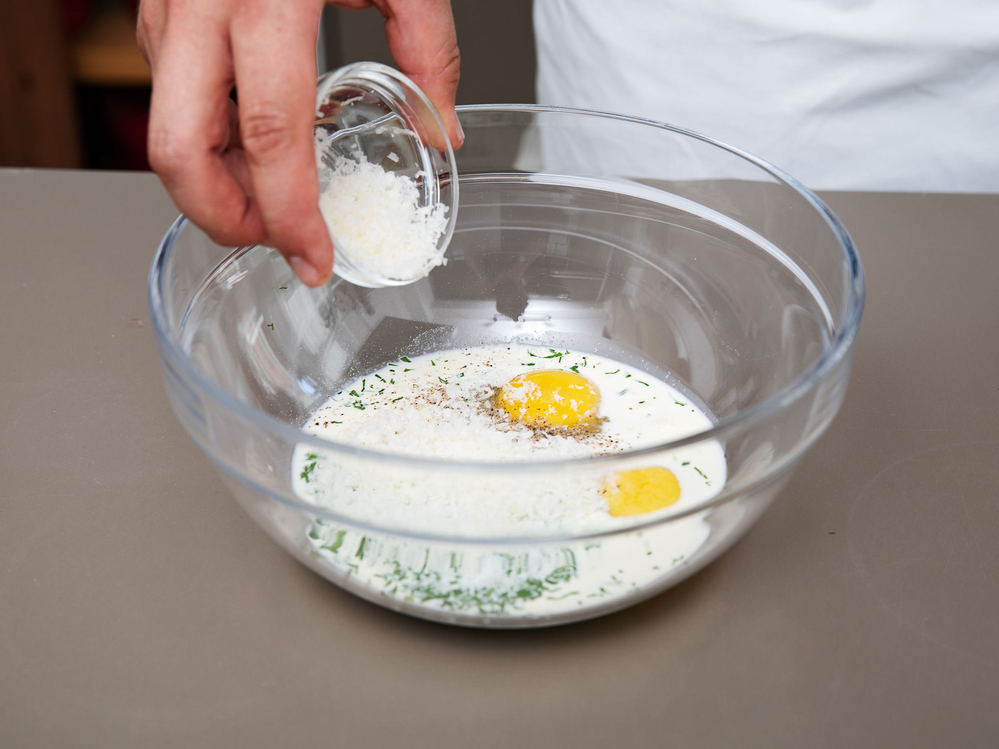 Petersilie fein hacken. In einer Schüssel die gehackten Petersilie mit Eier, Schlagsahne, Parmesankäse und Knoblauch-Paste verquirlen. Brotscheiben von beiden Seiten in die Ei-Mischung eintauchen.