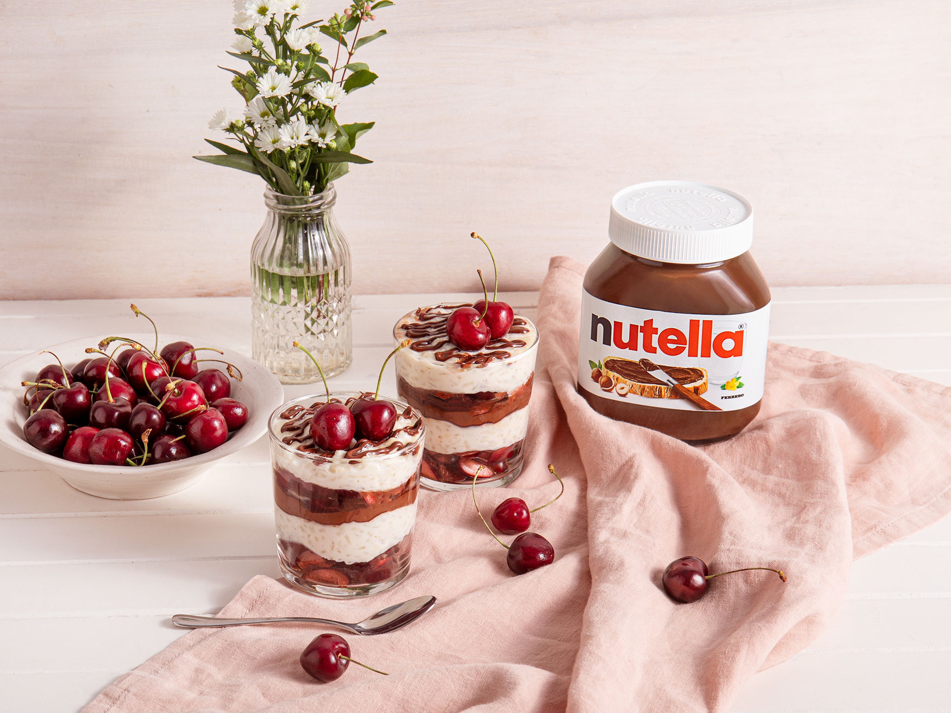 Cremiger Milchreis mit frischen Kirschen und nutella®