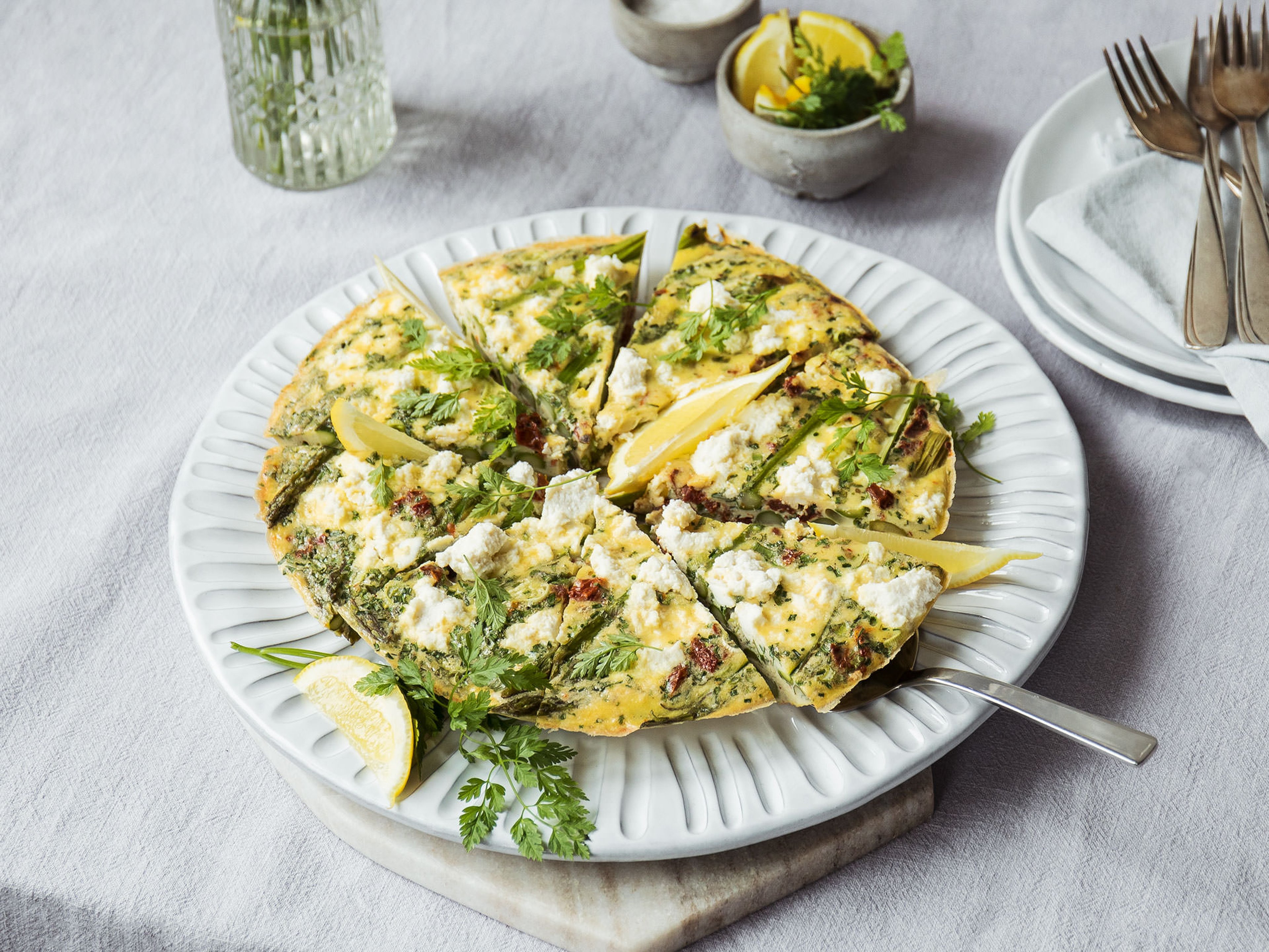 Spargel-Frittata mit frischen Kräutern