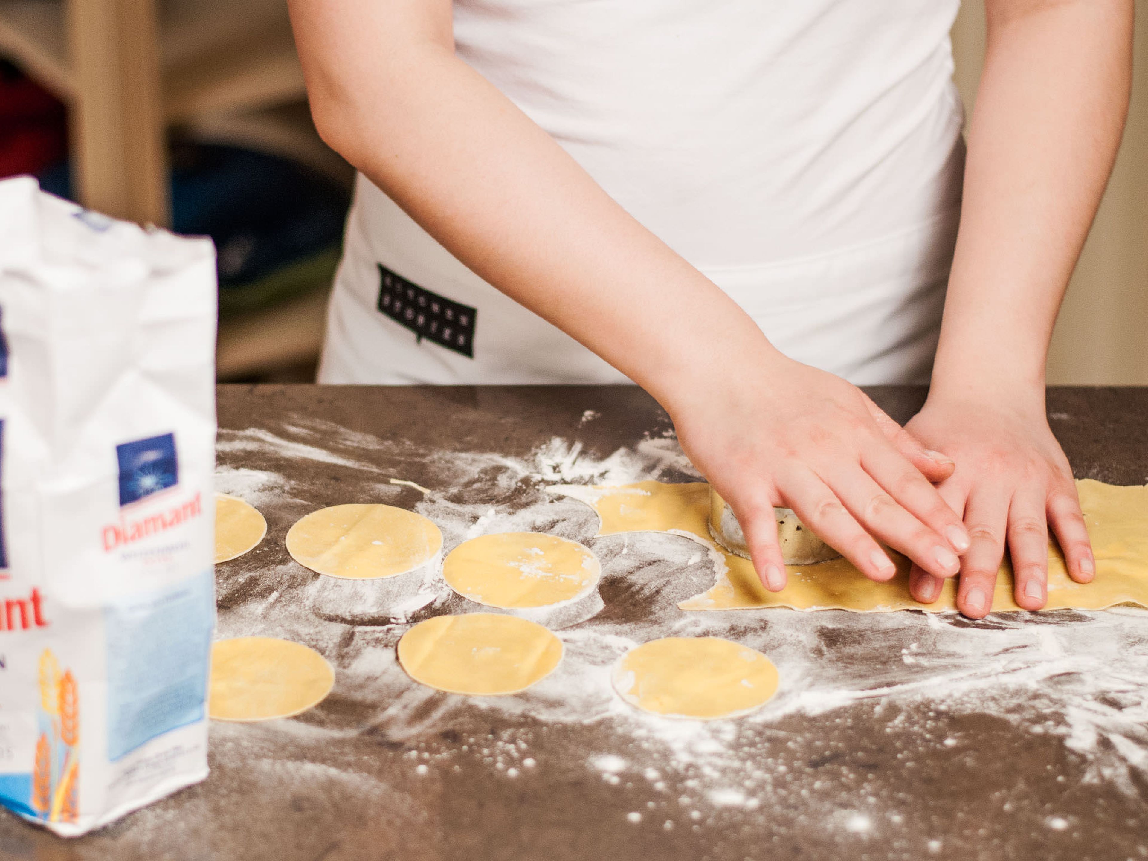 On a lightly floured work surface, roll out the pasta dough with a pasta machine and punch out circles using a circular cutter of about 6 cm in diameter.