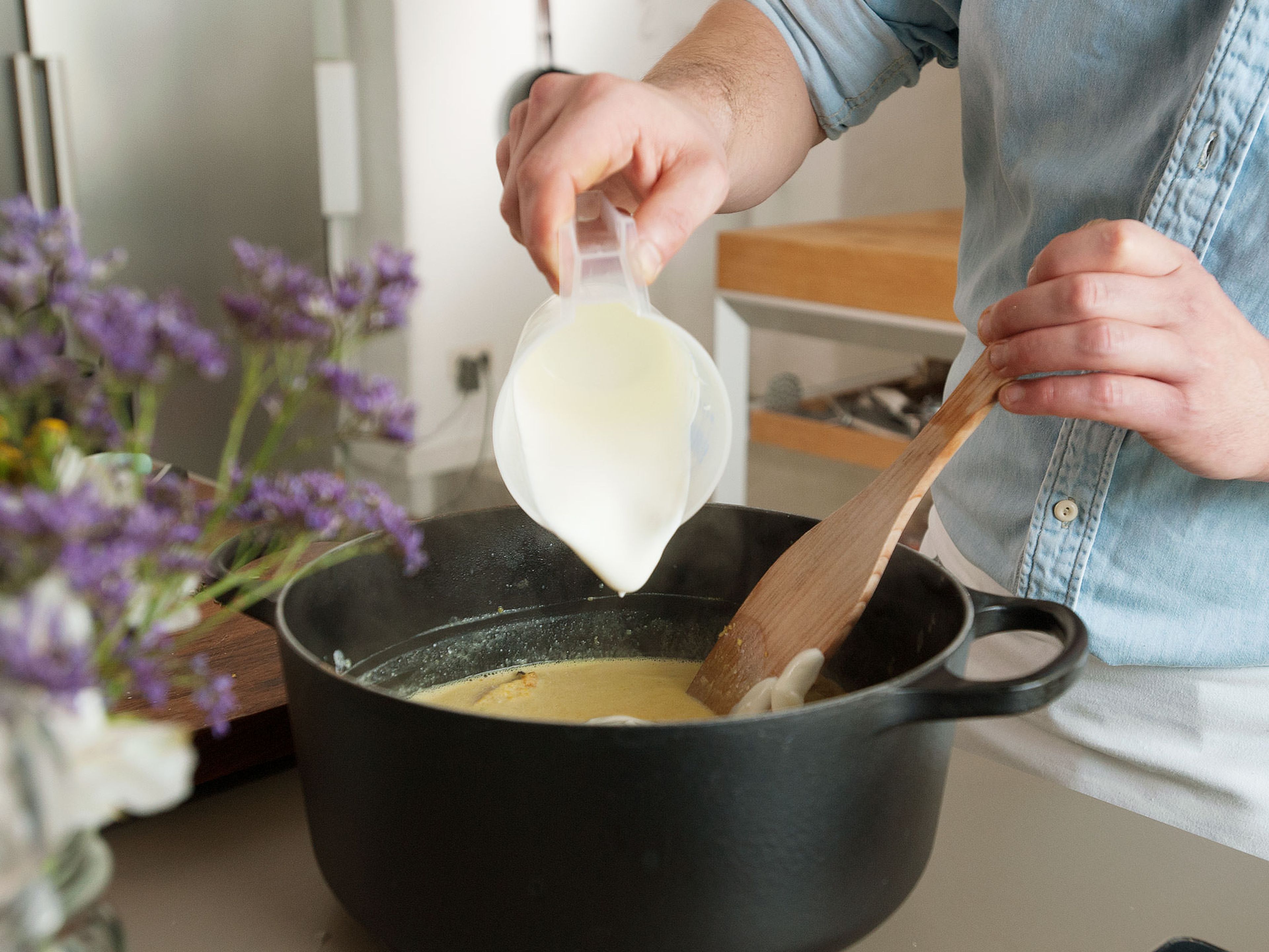 Mit Kokosmilch ablöschen, dann Essig hinzufügen. Den Zitronenabrieb und Saft zusammen mit den restlichen gehackten Salbeiblättern hinzufügen und aufkochen. Vom Herd nehmen und den Joghurt unterrühren.