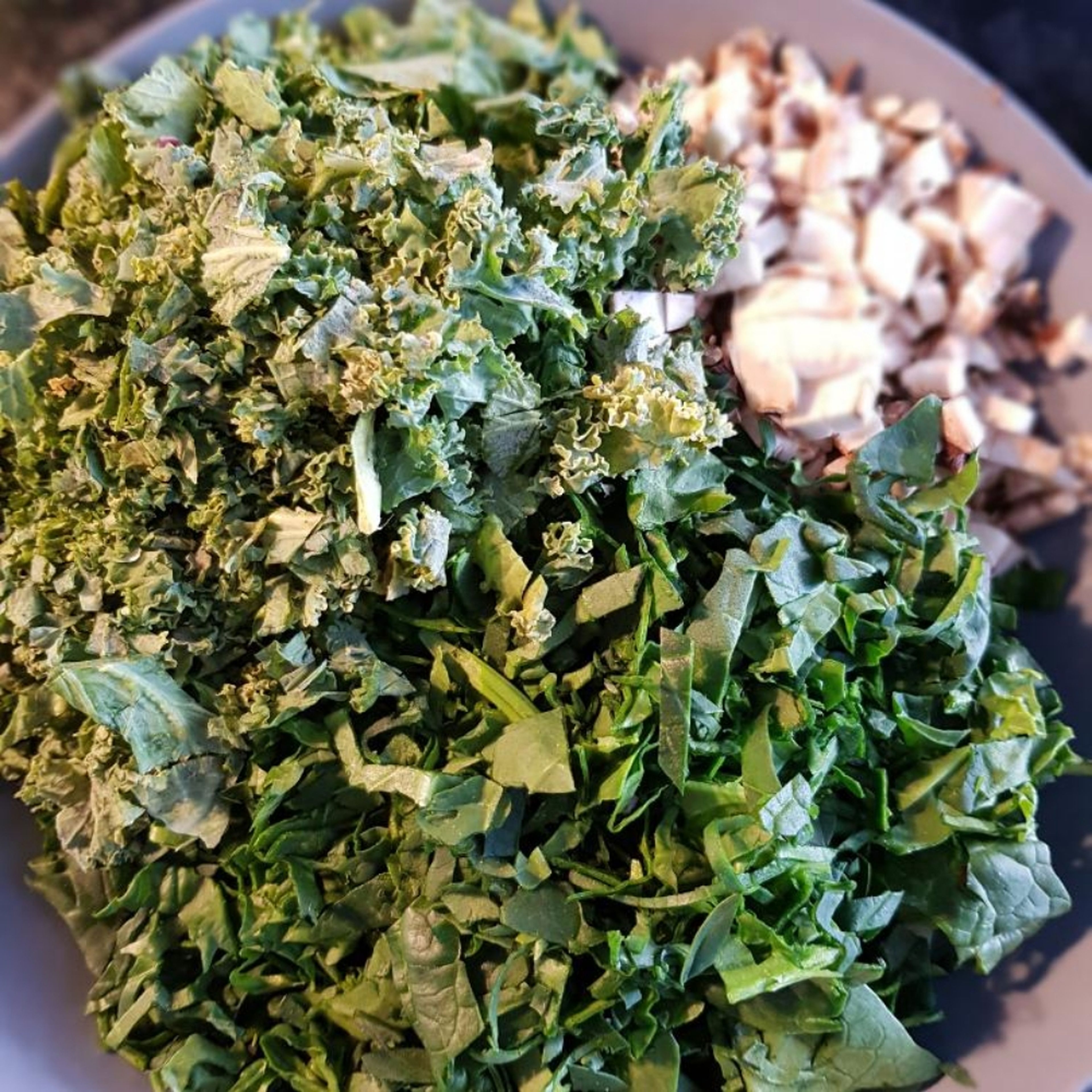 At the same time roughly chop kale (taking out the harder part), spinach and mushrooms. When the first mix start to brown up, add this mix to the pan. Be careful: you don't want the veggies to be mushy but crunchy and tasty.