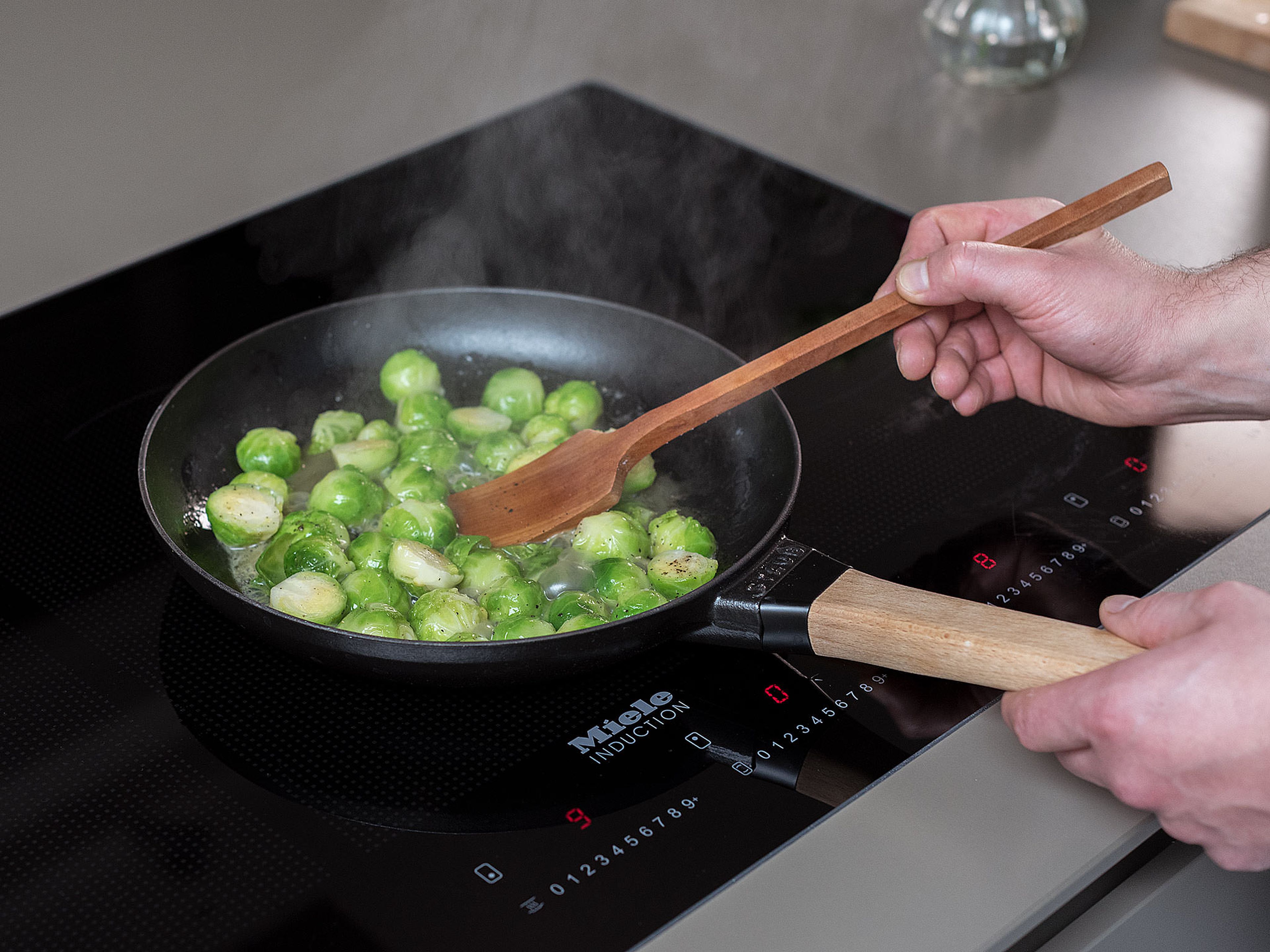 Melt butter in a frying pan over medium heat. Add honey and Brussels sprouts. Season with salt and pepper. Sauté Brussels sprouts for approx. 5 min., then set aside.