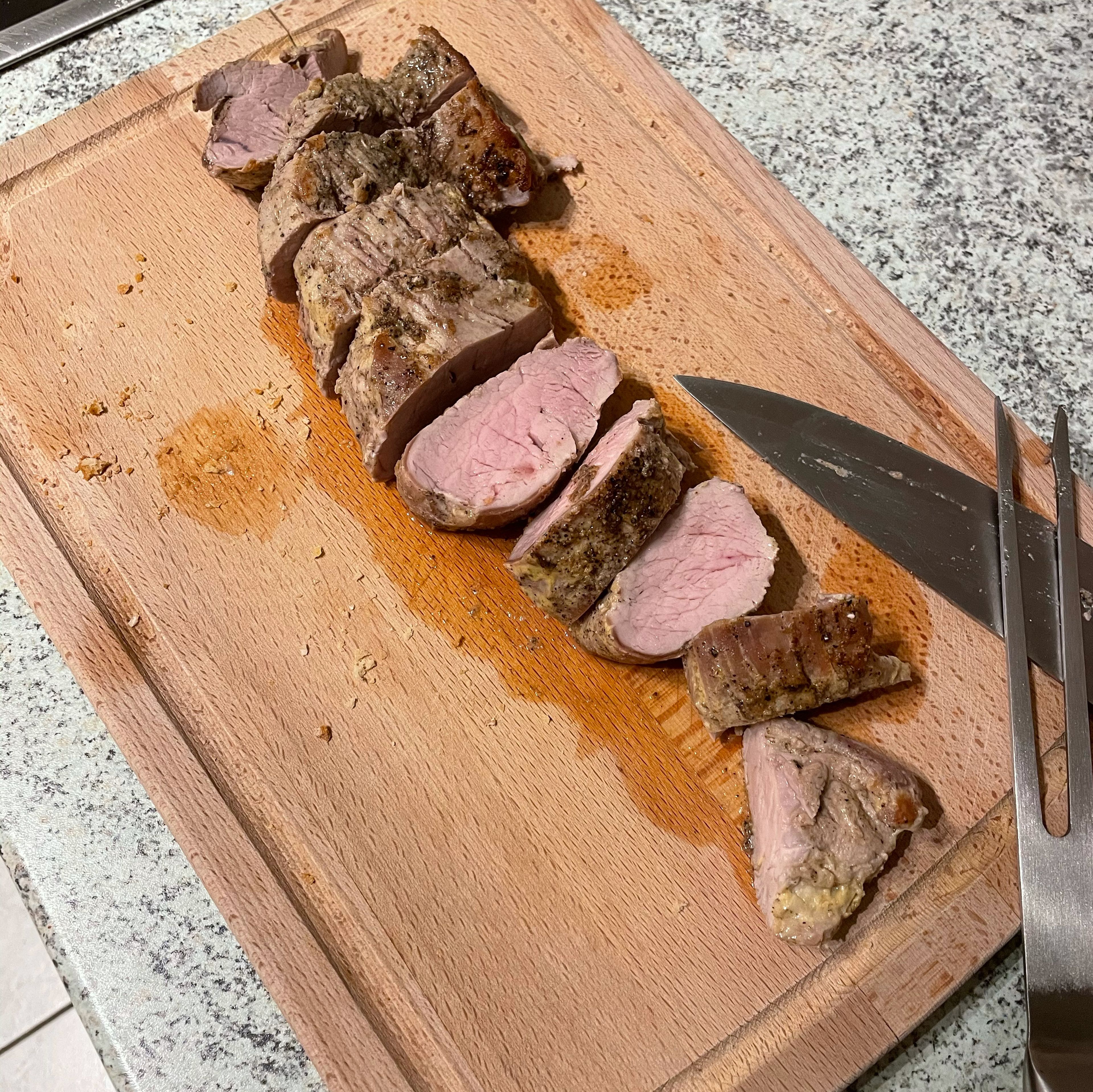 Das Fleisch in Scheiben schneiden. Zusammen mit Baguette, Salat und der Soße anrichten und servieren.