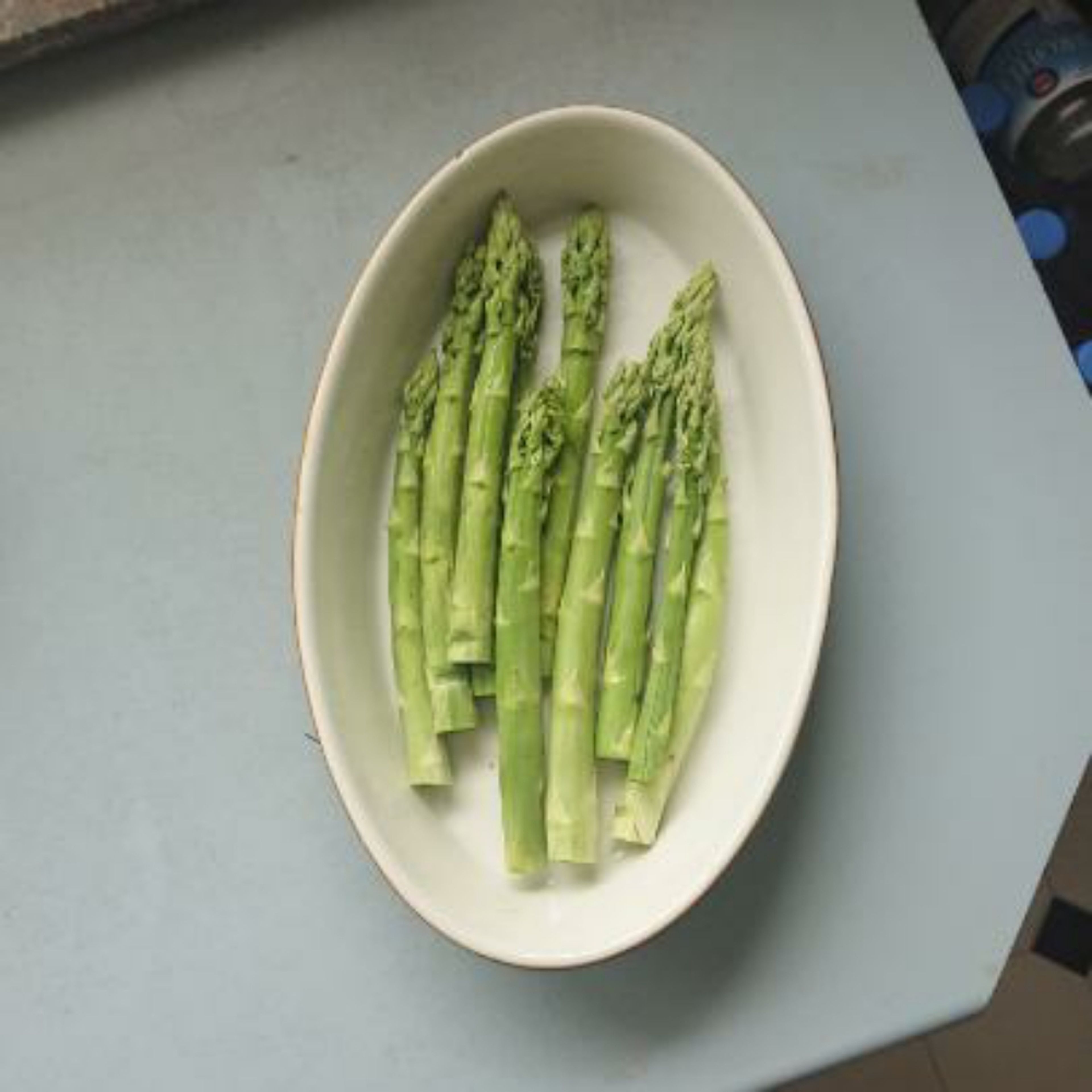 Spargel waschen und hölzerne Enden abschneiden. Dann in eine Ofenfeste Form geben.