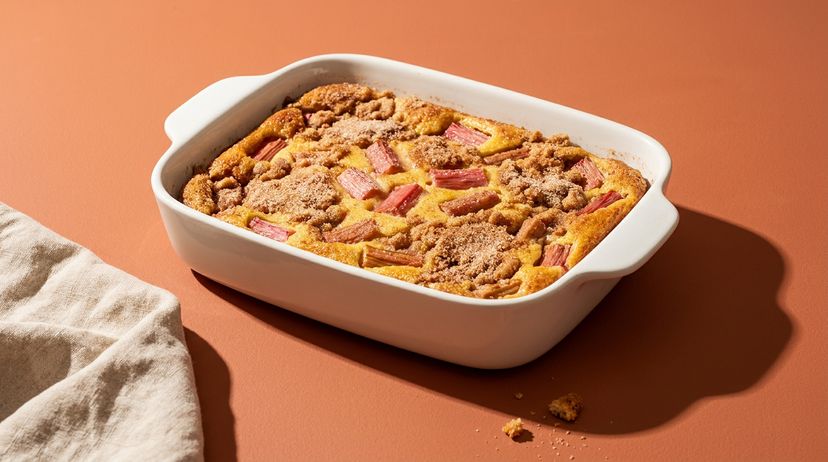 Fruchtiger Rhabarberauflauf mit knuspriger Zimt-Zucker-Decke