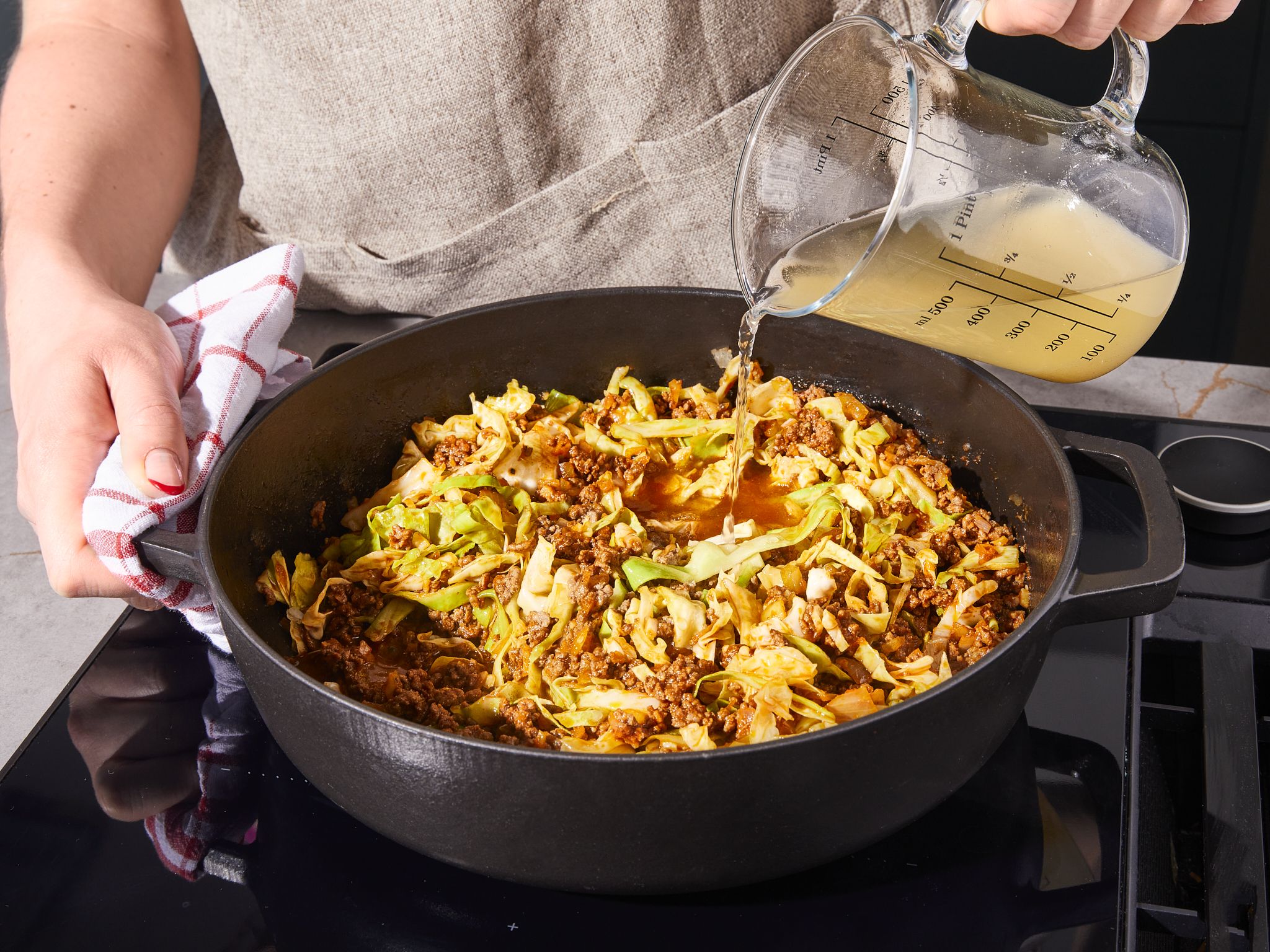 Schnell geschmorte Kohl-Hack-Pfanne | Rezept | Kitchen Stories