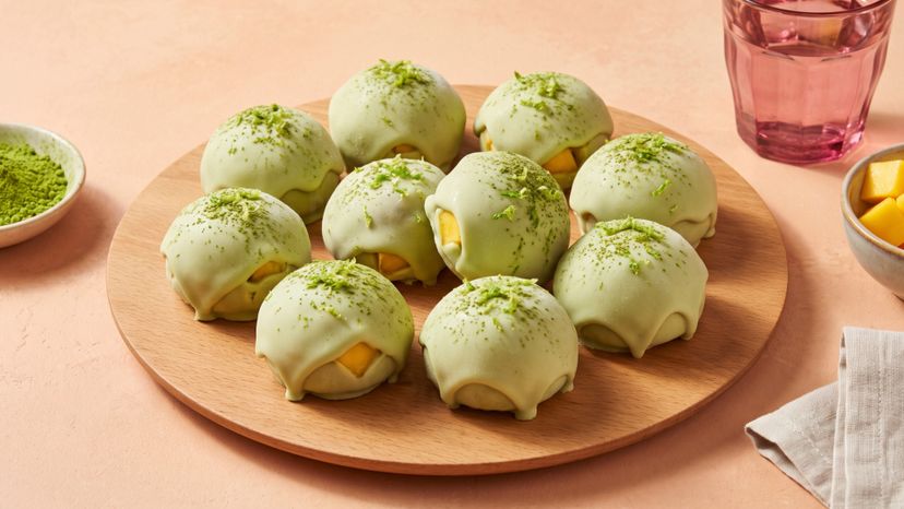 Eisgekühlte Matcha-Mango-Joghurt-Bites mit weißer Schokolade