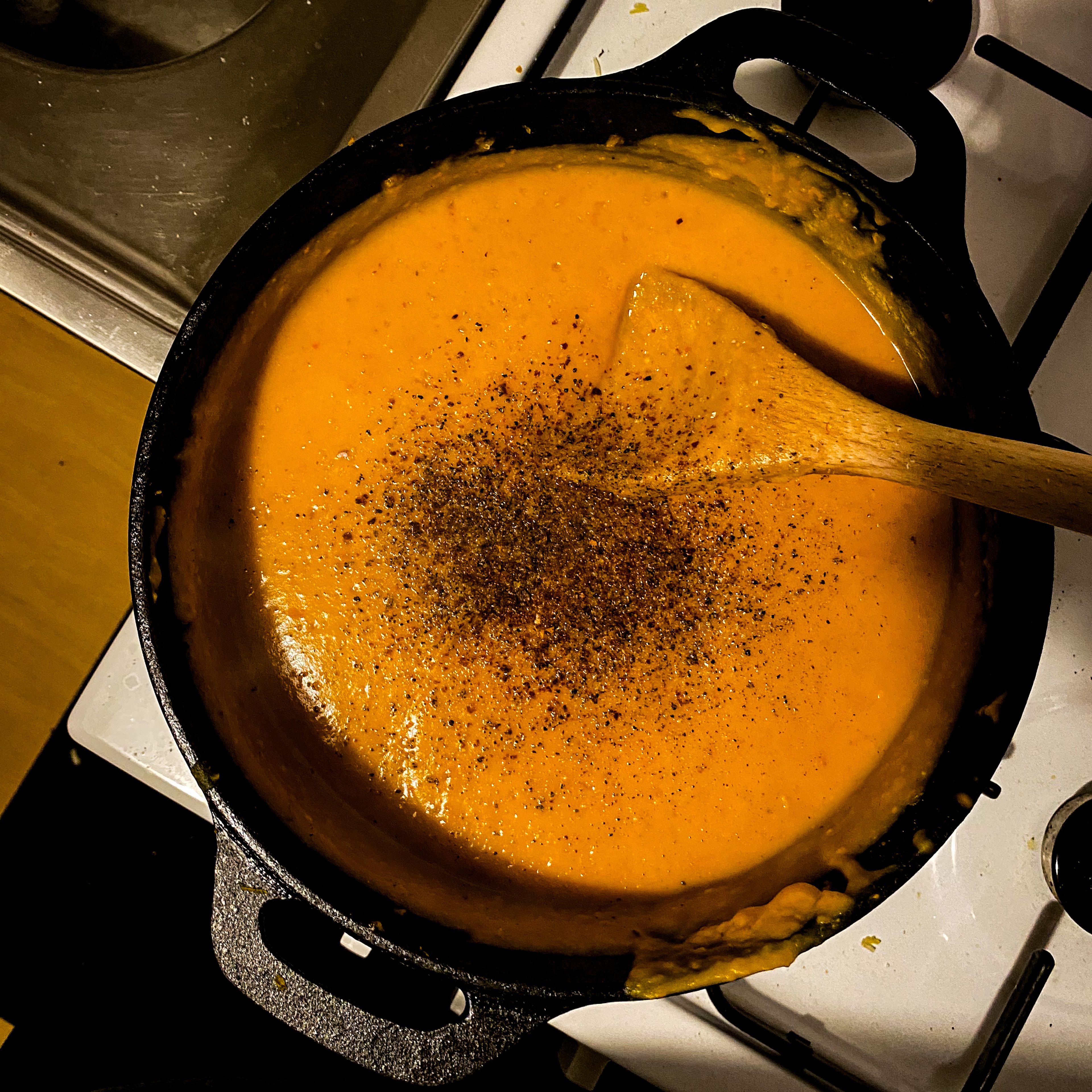 Wenn alle Zutaten schön weichgekocht sind gib die Kokosmilch dazu und dann pürieren. Abschmecken und schärfen wie man Lust und Laune hat (und wie man es halt verträgt). Lasse es dann nochmal aufkochen und schon is die super cremige und würzige Suppe fertig.