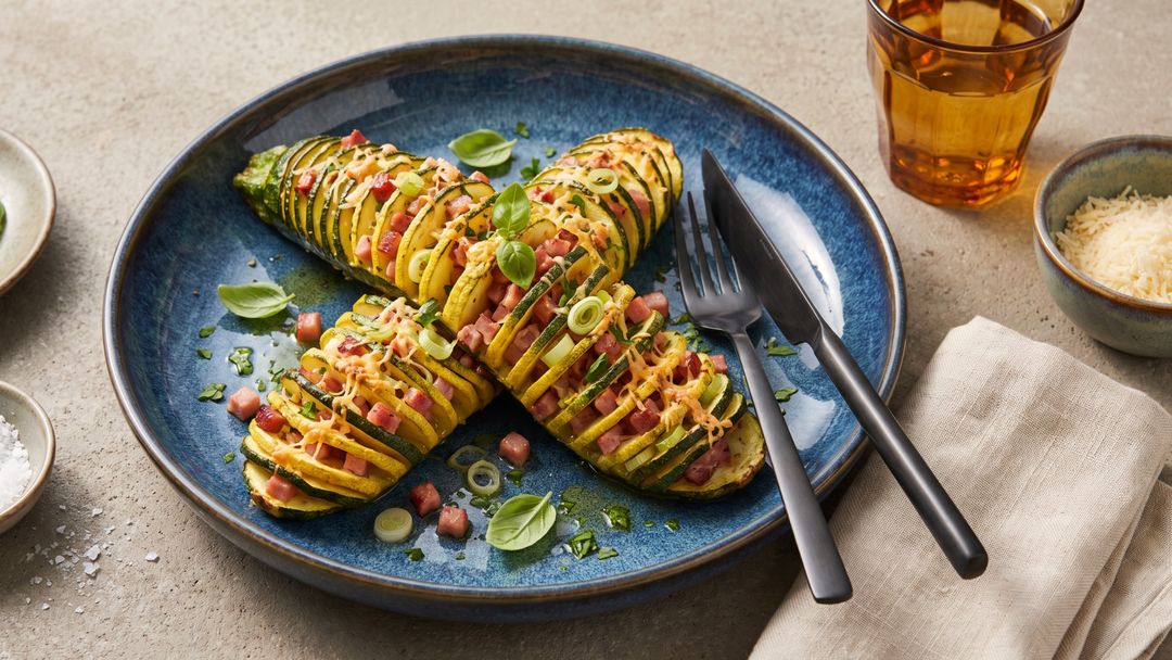 Gefüllte Fächer-Zucchini aus der Heißluftfritteuse mit Schinken und Käse