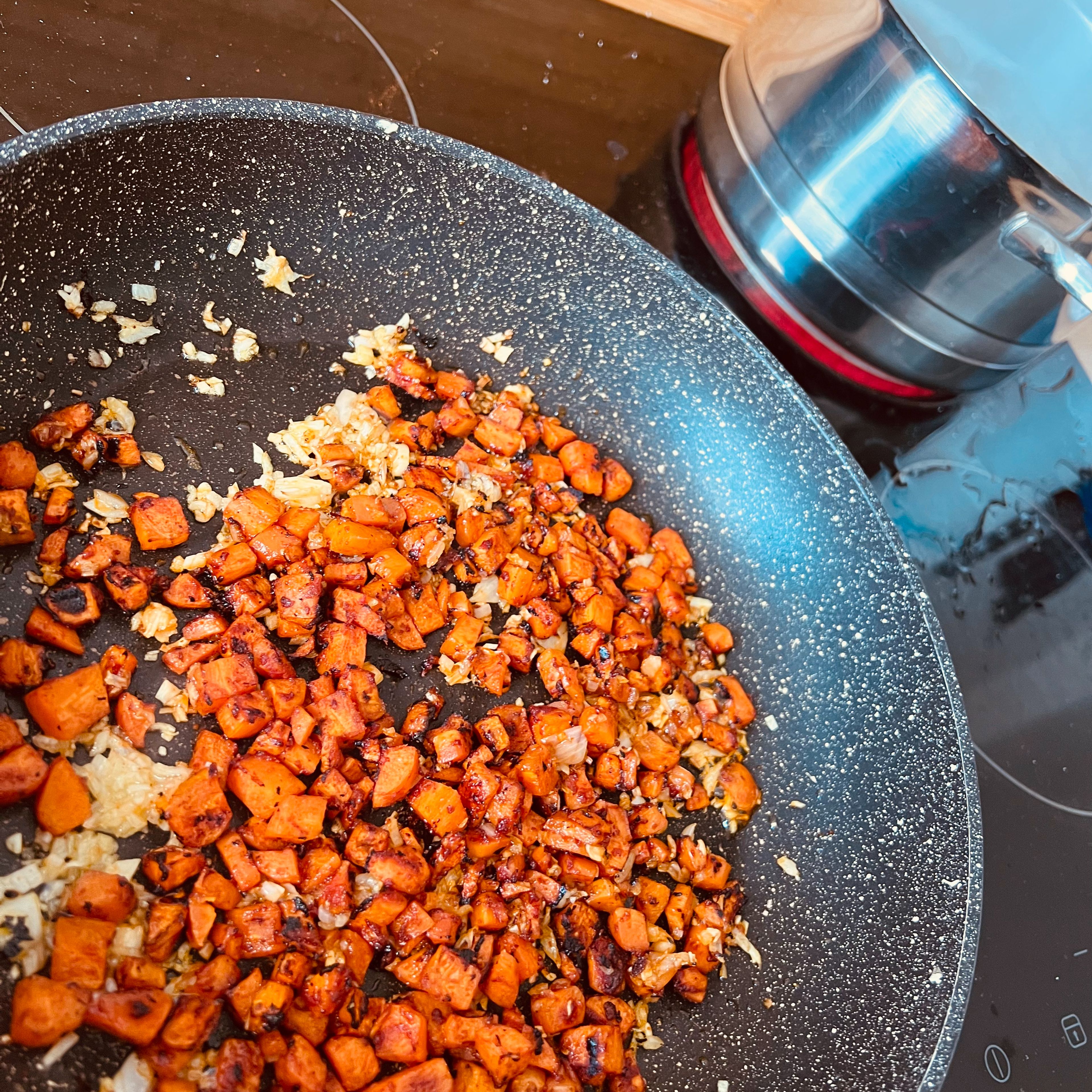 Karottenwürfel hinzugeben und ca. 3-5 Minuten mit anbraten. 
