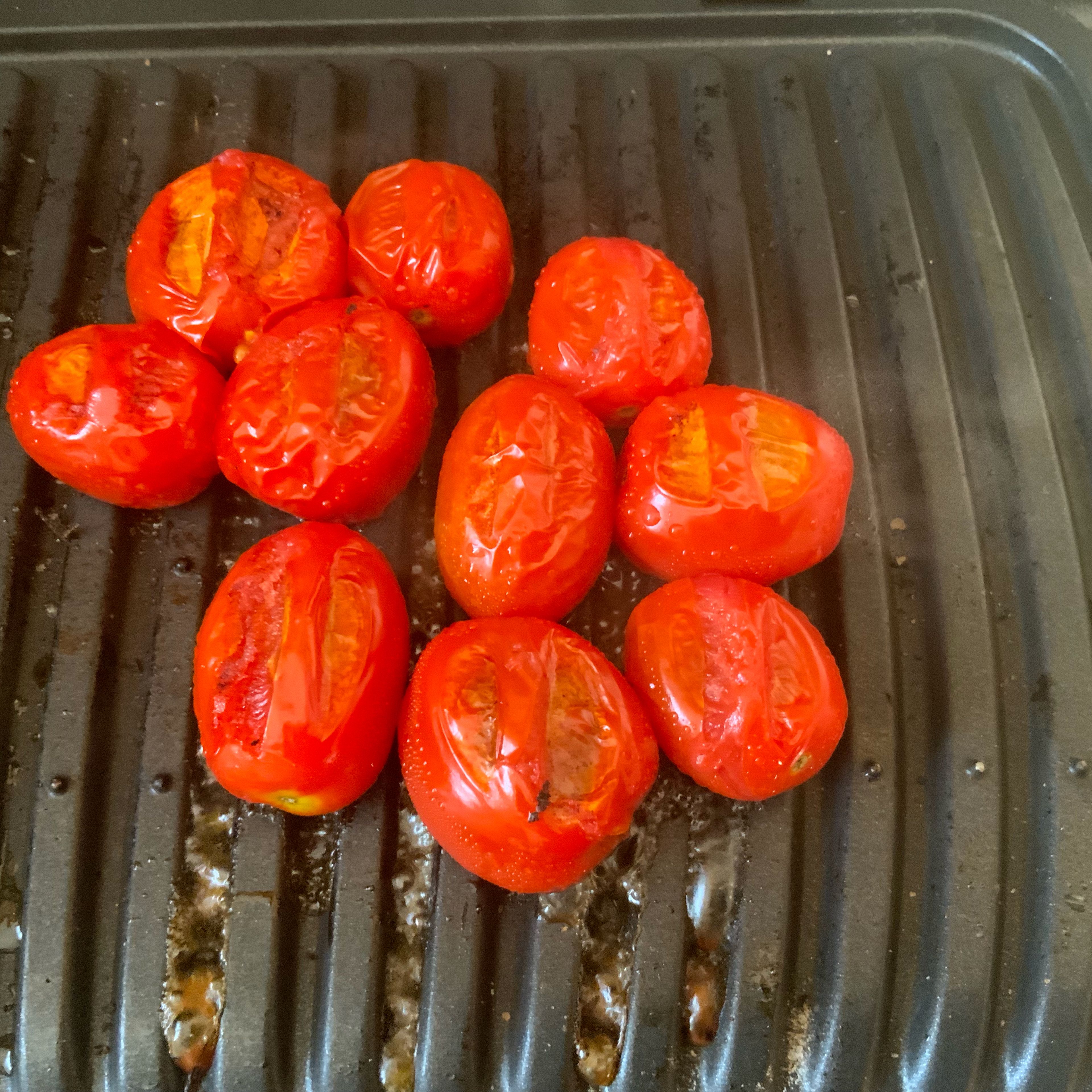 ... dann kommen die Tomaten. Gegrillt machen sie einen leckeren leicht säuerlichen Kontrapunkt im Antipasti. Dazu die Cocktailtomaten auf den Tischgrill legen, ca. 2-3 Minuten grillen. Nix mehr dazu machen, nicht würzen, die sprechen für sich selbst😊
