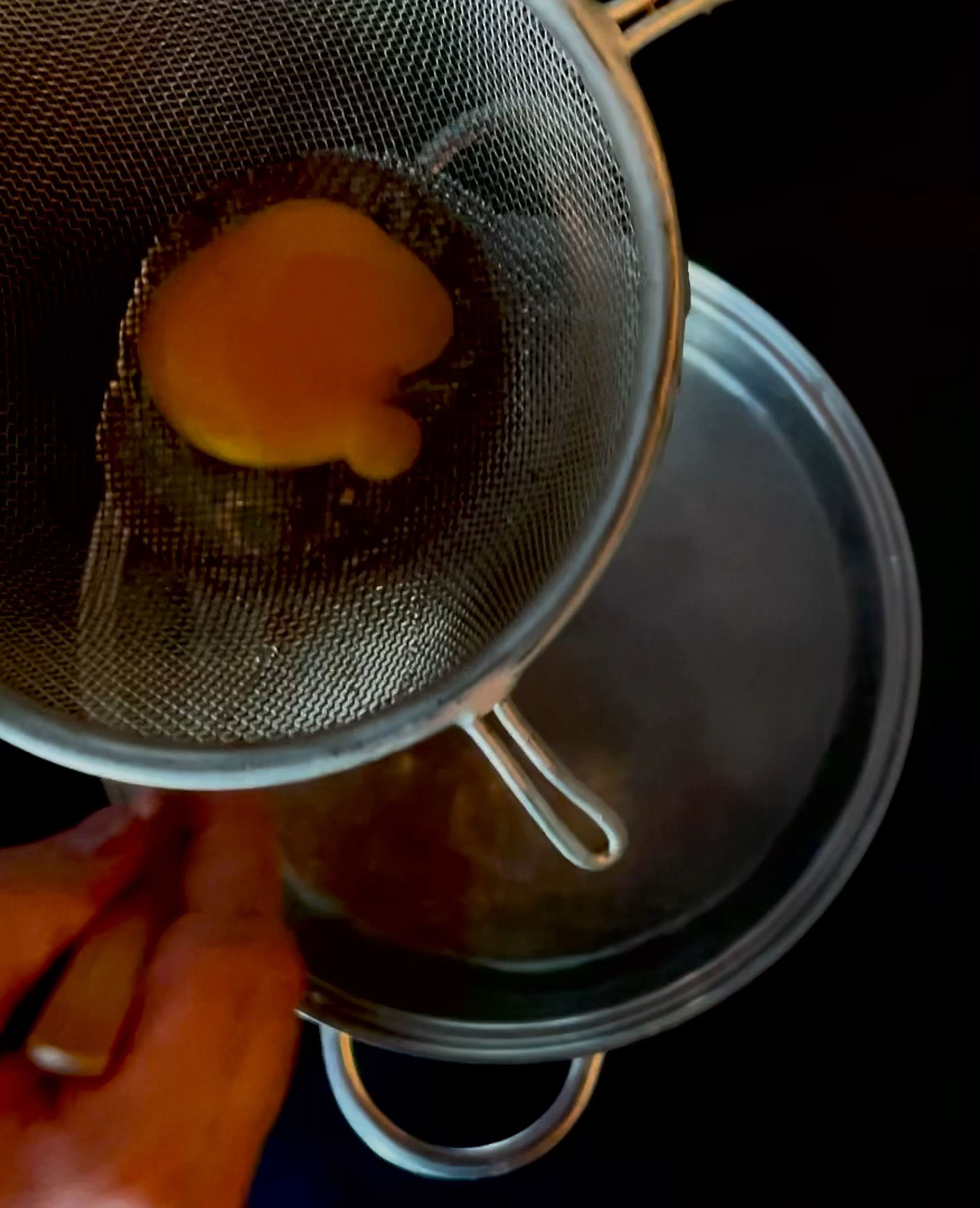 Daraufhin Wasser in einem mittelgroßen Kochtopf zum kochen bringen, salzen und sobald es anfängt zu kochen die Temperatur sofort auf niedrigste Stufe runterregeln. Eier jeweils einzeln in einem kleinen Metallsieb vorsichtig aufschlagen, leicht schwenken und vorsichtig in den Kochtopf gleiten lassen. Dabei darauf achten, dass das Wasser ständig in leicht strudelnder Bewegung ist. Eier nach ca. 4 min rausfischen und auf Papier kurz abtropfen lassen.