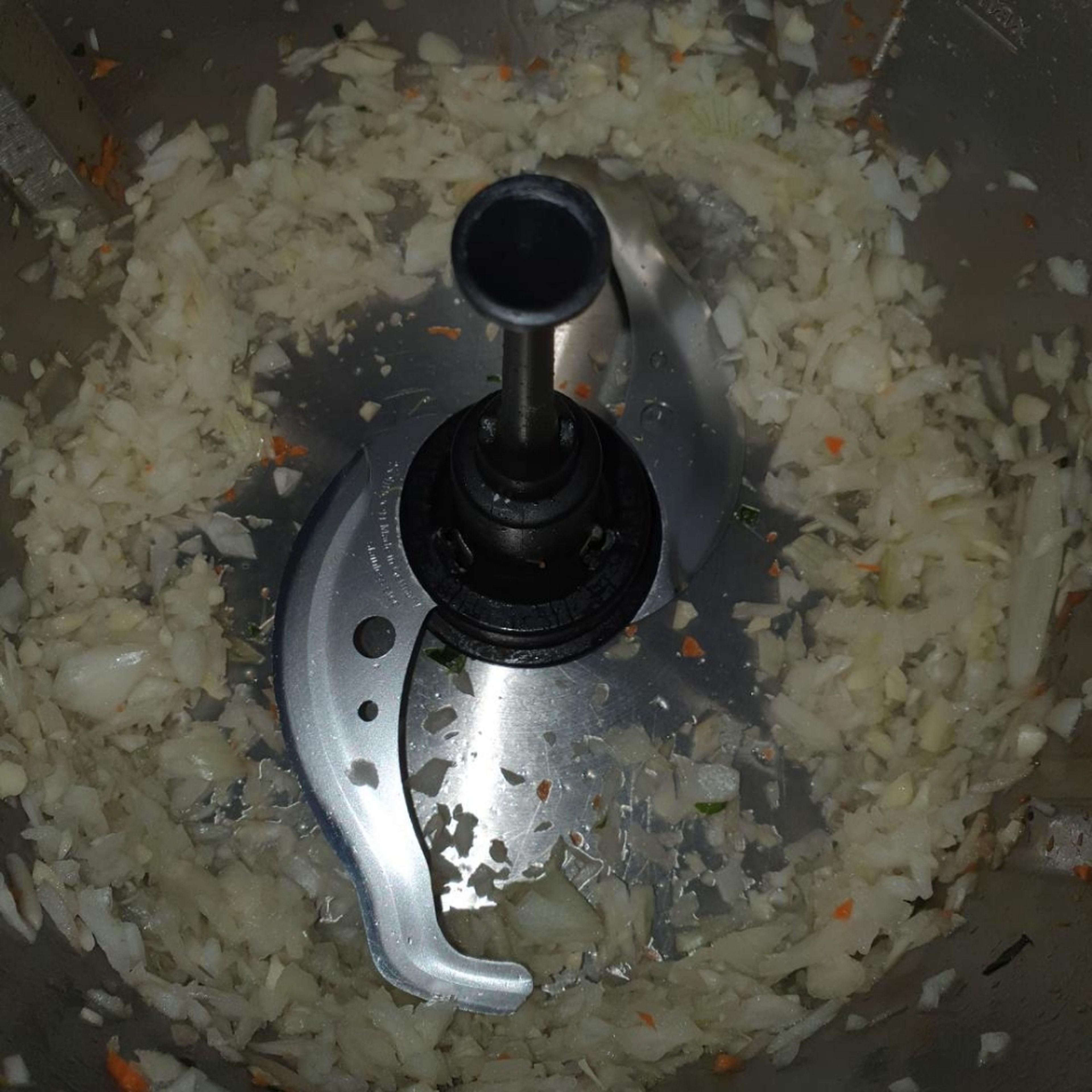 Zwiebel schälen, vierteln, Knoblauch schälen, alles in den Topf geben, den Deckel schließen, den Messbecher einsetzen und zerkleinern (Universalmesser I Stufe 18 I 5 Sek.). In eine separate Schüssel tun. Universalmesser entfernen. Topf auswaschen und abtrocknen.