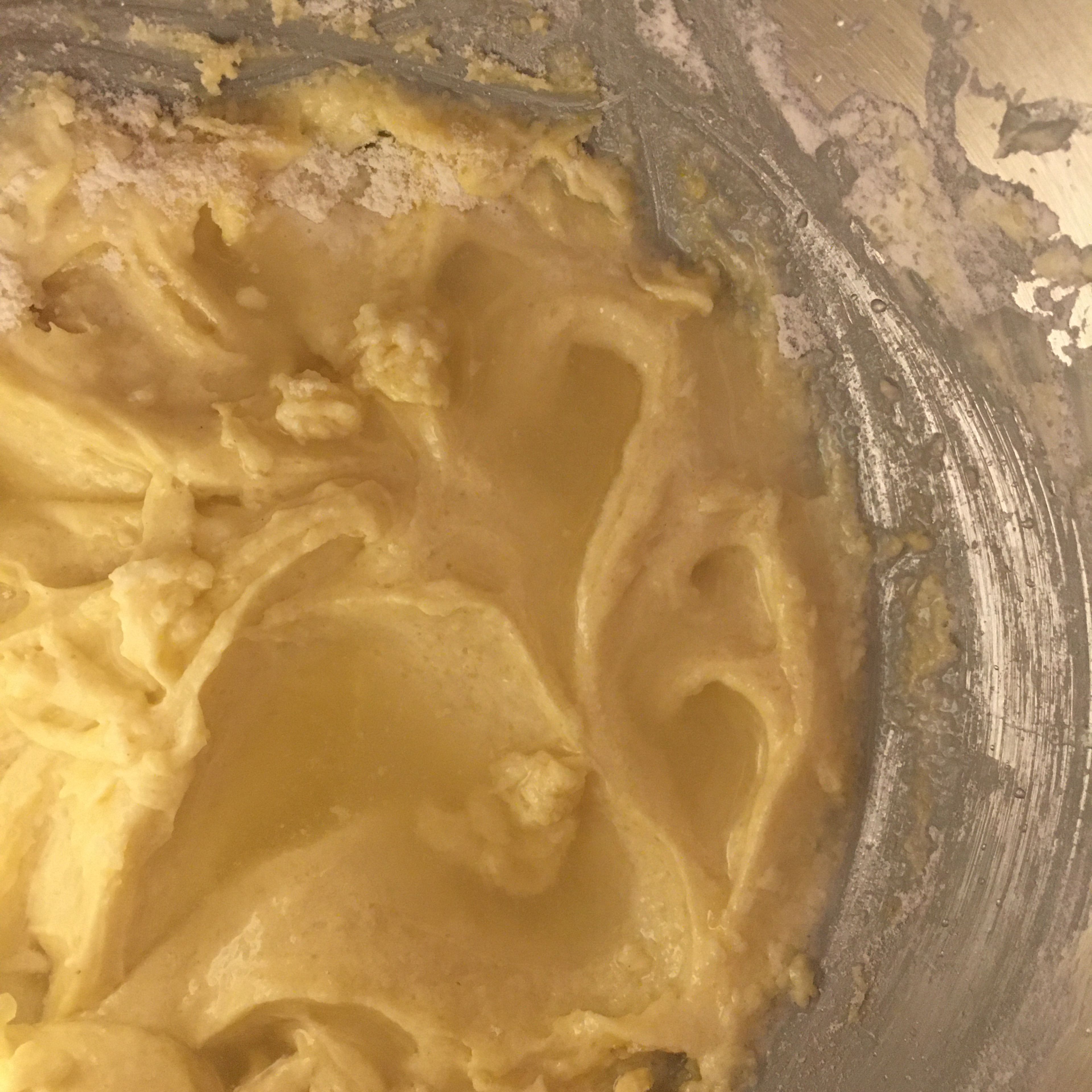 Die restlichen Zutaten zur Butter-Zuckermischung hinzugeben, bis ein geschmeidiger Teig entsteht.